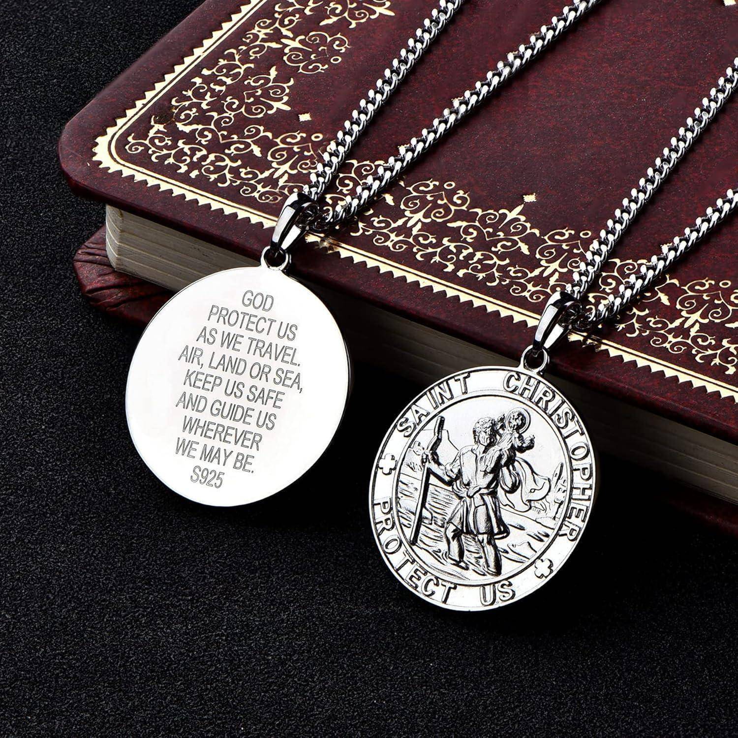 Zwei silberne Heiligmedaillons des Heiligen Christophorus an Ketten, einer mit der Gravur „GOD PROTECT US...