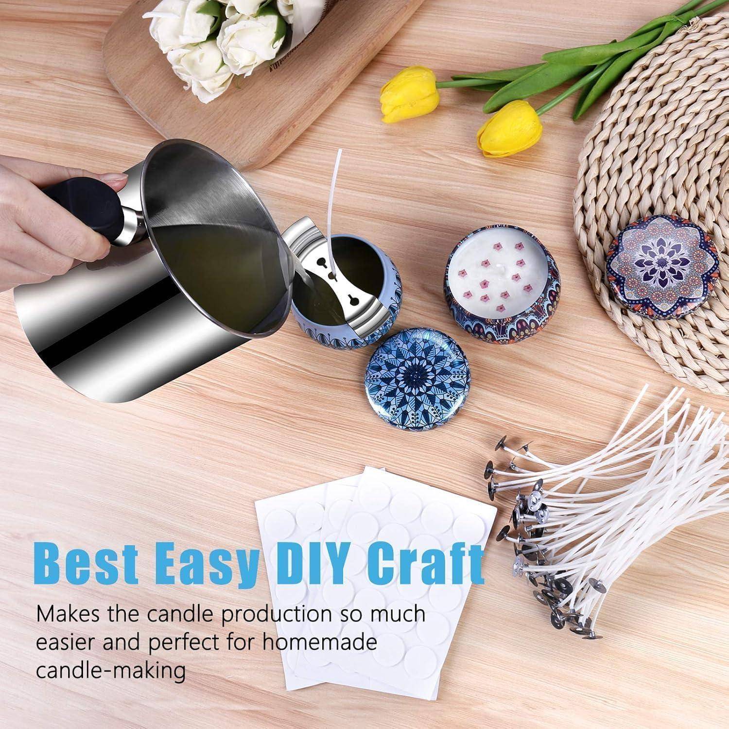 Hand gießt geschmolzenes Wachs aus einem Metallkrug in dekorative Kerzenformen, mit dem Text „Best Easy DIY Craft