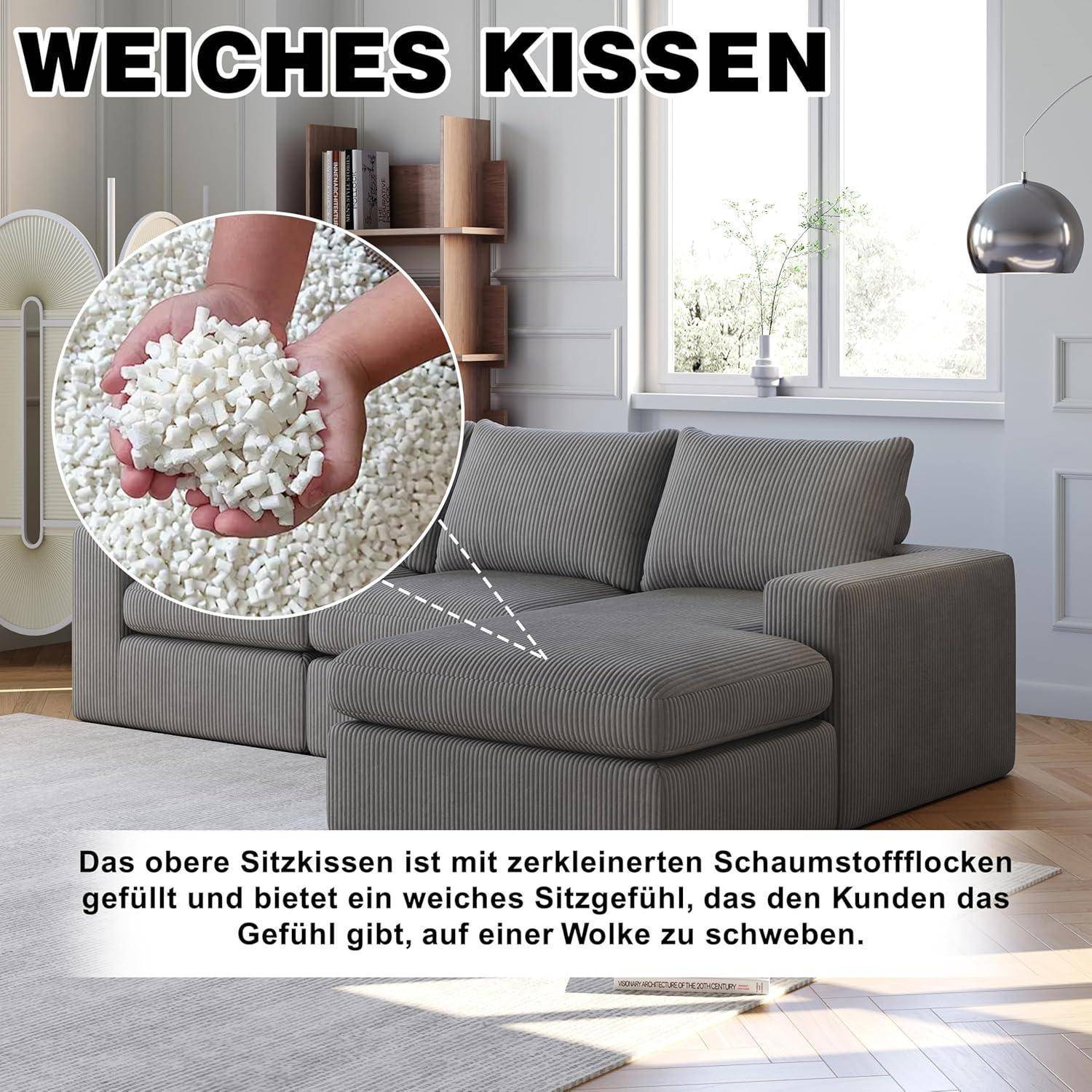 Graues Stoffsofa mit deutschem Text „WEICHES KISSEN"; die Einblendung zeigt zerkleinertes Schaumstoff-Füllmaterial und die Beschriftung besagt, dass das obere Sitzkissen weich und wolkenähnlich ist.