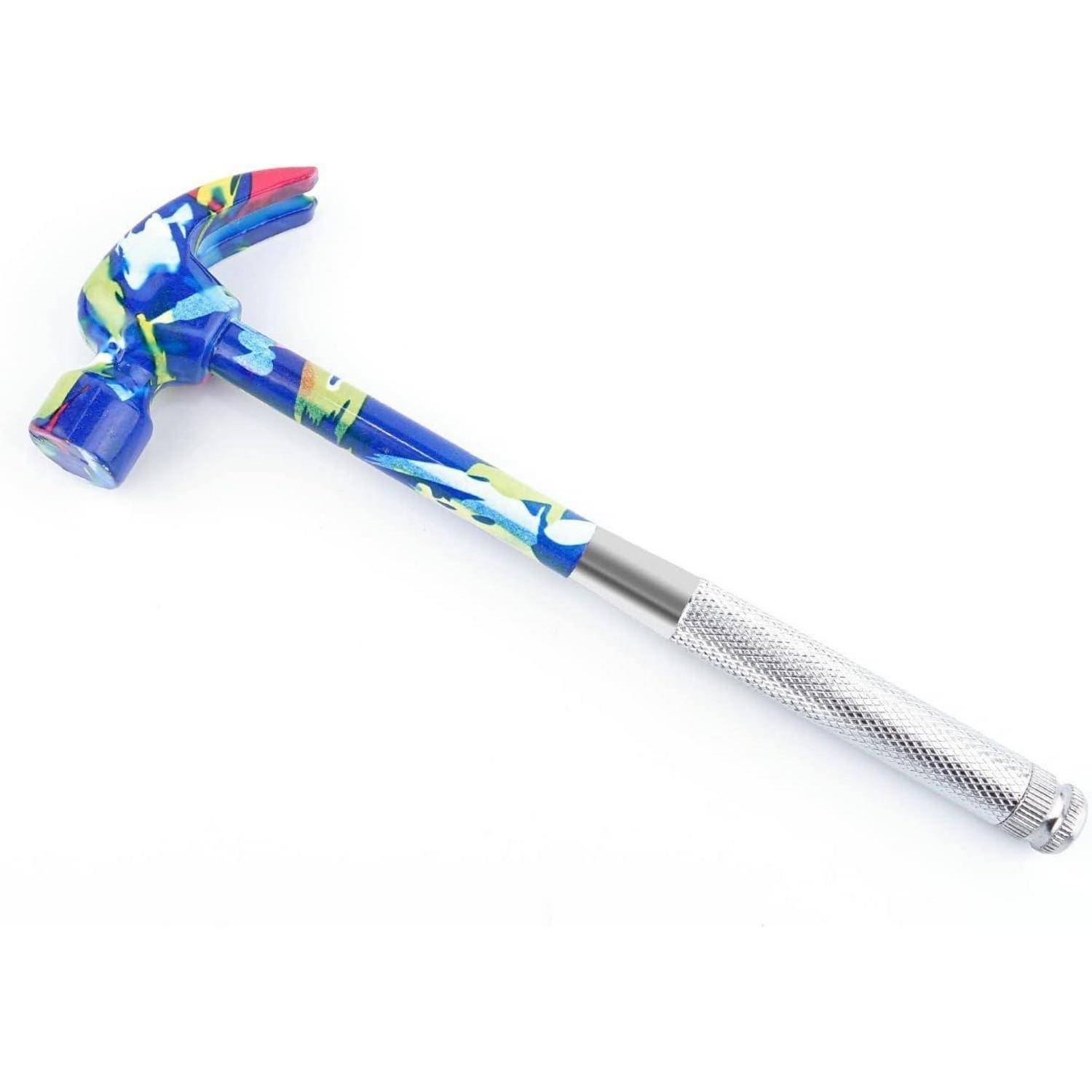 Bunter gemusterter Hammer mit silbernem strukturiertem Griff auf weißem Hintergrund.