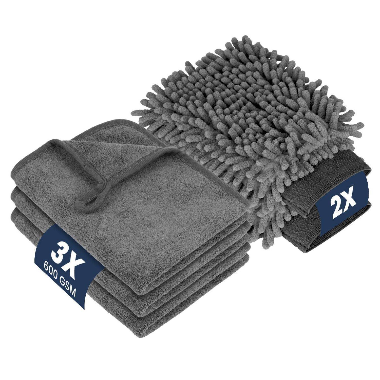 Zwei graue Mikrofaser-Reinigungstücher, ein flaches 3X 600-GSM-Handtuch und ein flauschiger 2X-Fäustling, auf weißem Hintergrund gezeigt.
