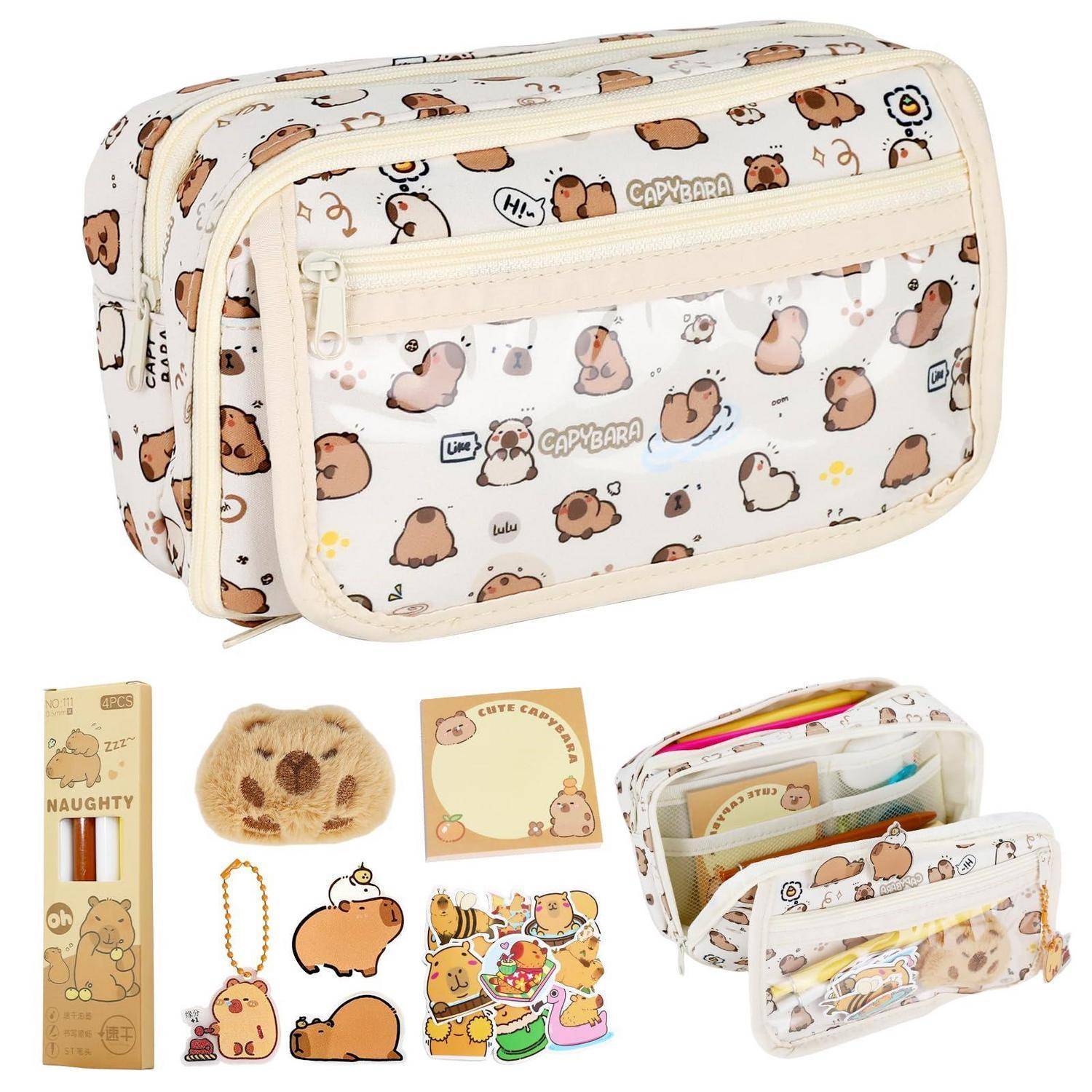 Capybara-Themen-Set aus transparenten Reißverschlussbeuteln mit Stifteetui, Lippenpflege-Box, Plüsch-Schlüsselanhänger, Haftnotizen und Aufklebern, präsentiert als Schreibwaren-Geschenkset.