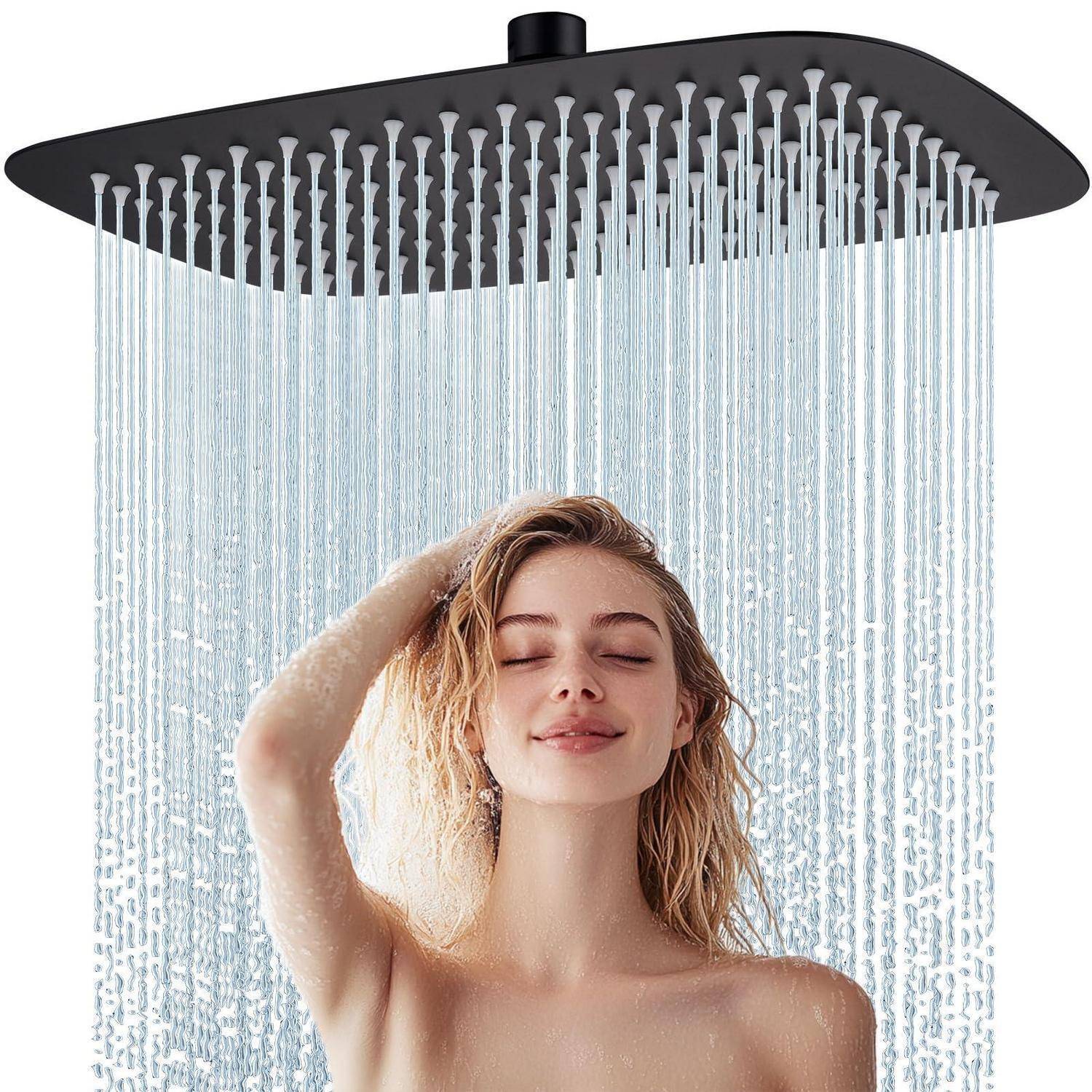 Eine Frau, die unter einem Regenduschenkopf steht, die Augen geschlossen und eine Hand in ihren Haaren, genießt eine Dusche.