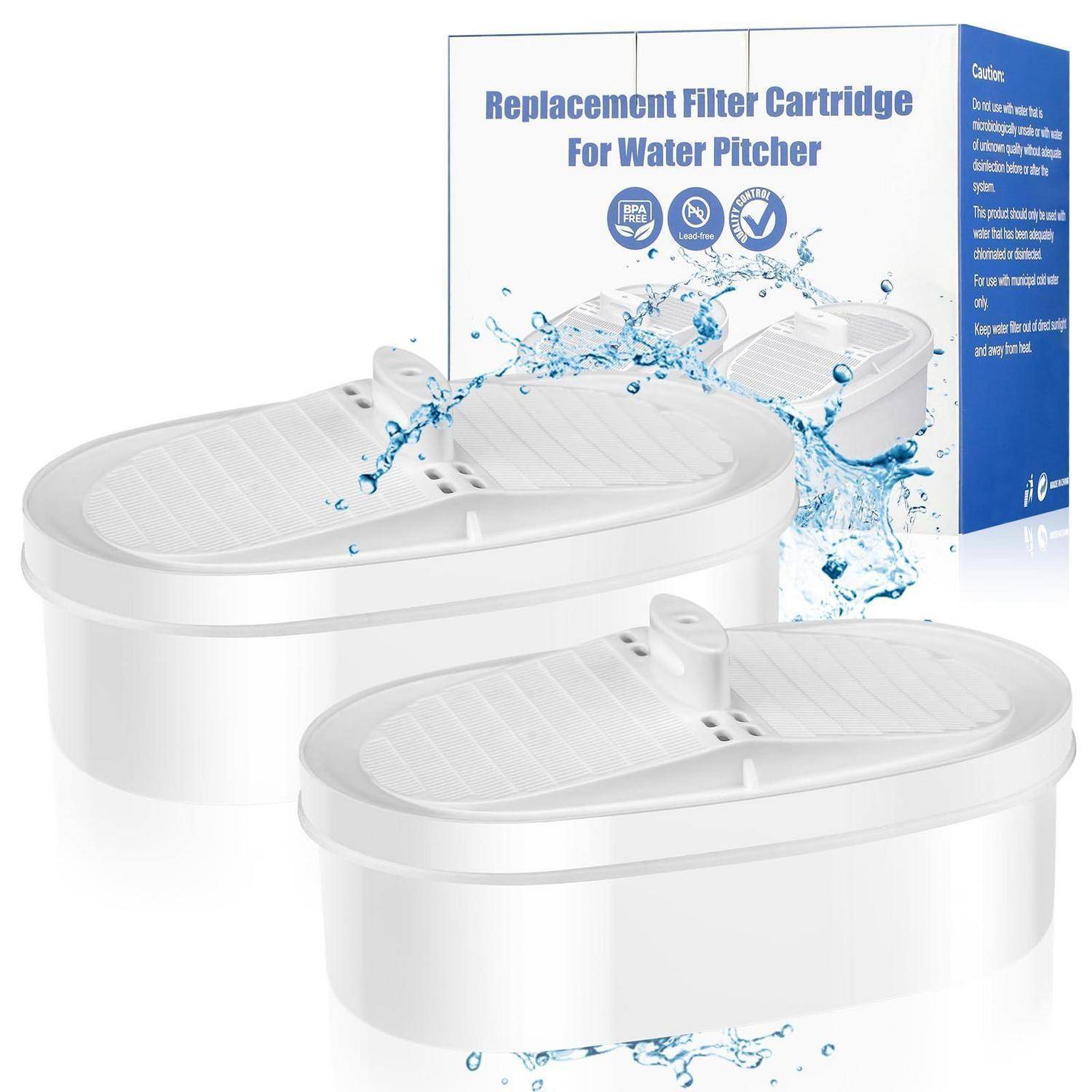 Zwei weiße Ersatzfilterpatronen für einen Wasserkrug werden mit einer Verpackung gezeigt, auf der 