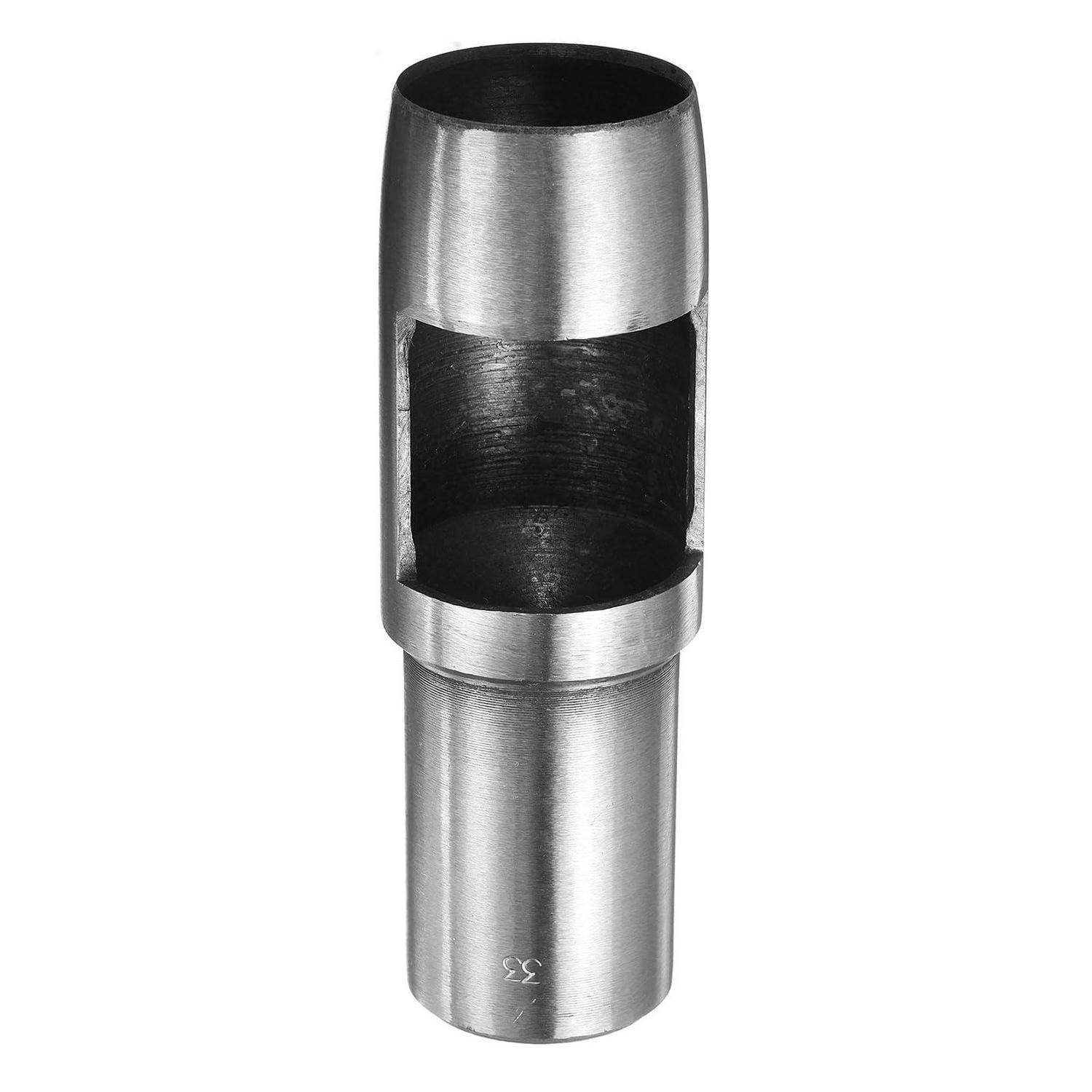 Metallischer zylindrischer Stempel- oder Formwerkzeug mit rechteckiger Seitenausnehmung, isoliert auf weißem Hintergrund dargestellt.