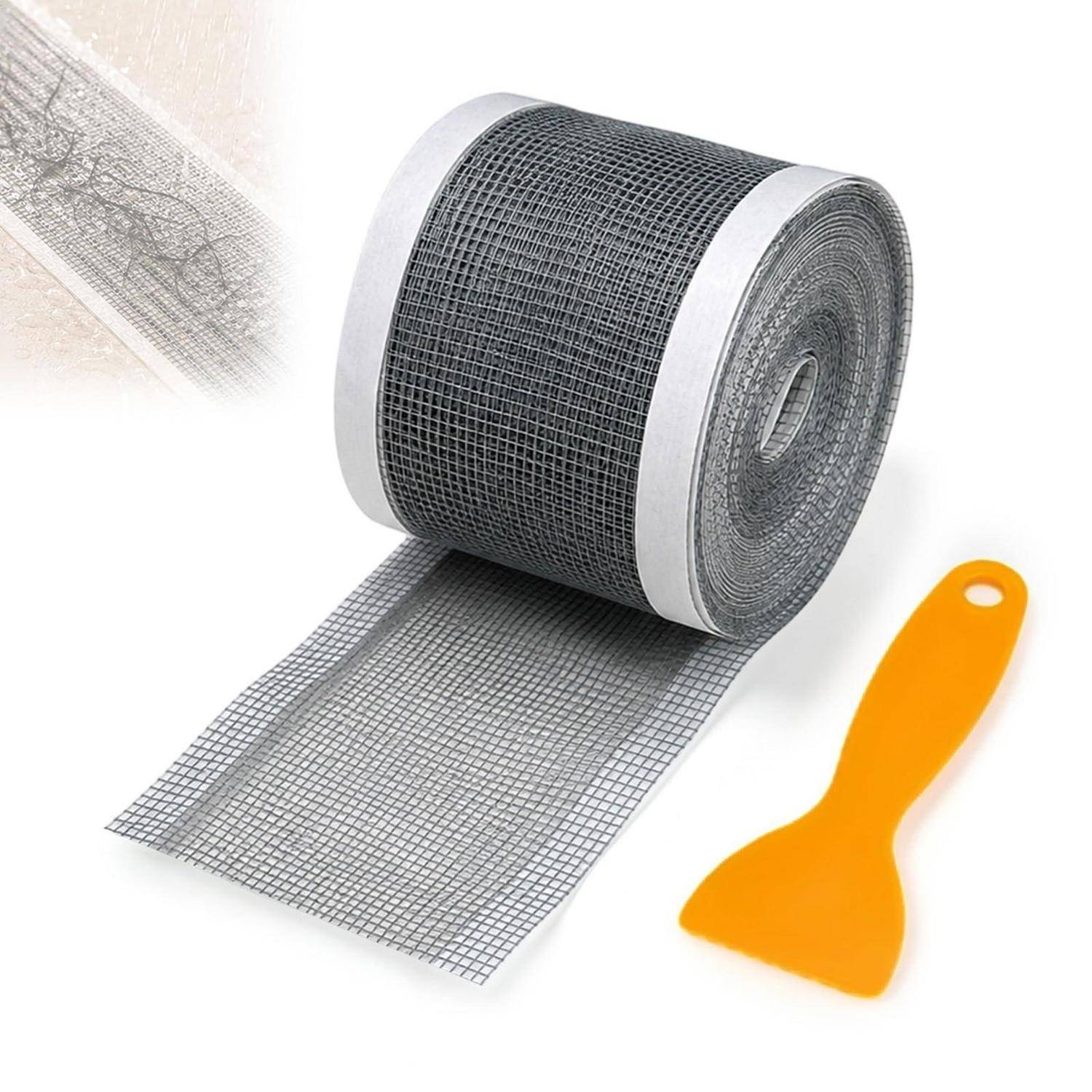 Rolle aus grauem Glasfaser-Netzgewebe mit einem gelben Kunststoff-Spachtelmesser, gezeigt für Reparatur- oder Ausbesserungsarbeiten.