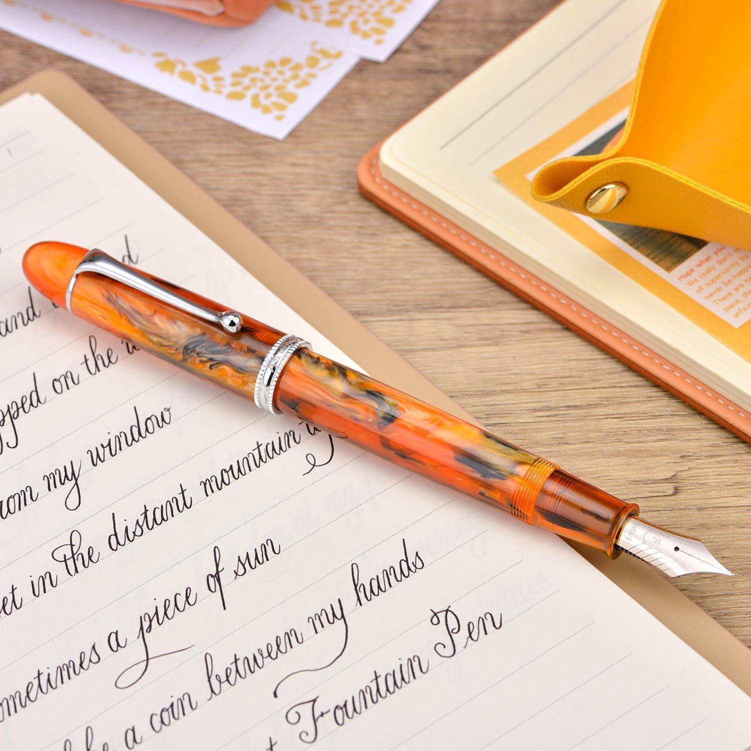 Orangefarbener marmorierter Füller ruht auf einem liniertem Notizbuch mit handschriftlicher Schreibschrift, neben einem gelben Notizbuch und Papieren auf einem Holzschreibtisch.