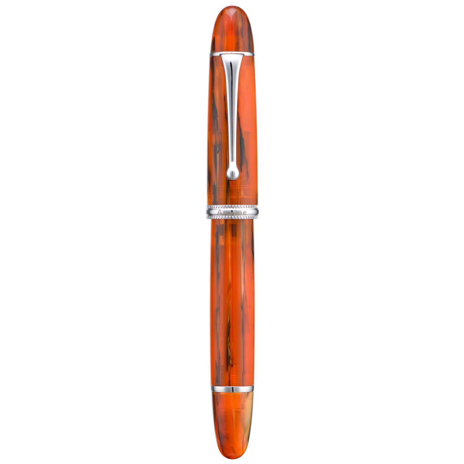 Bernsteinfarben-orangene Füllefeder mit Chromclip und Chromringen, vertikal auf einfachem weißem Hintergrund dargestellt.