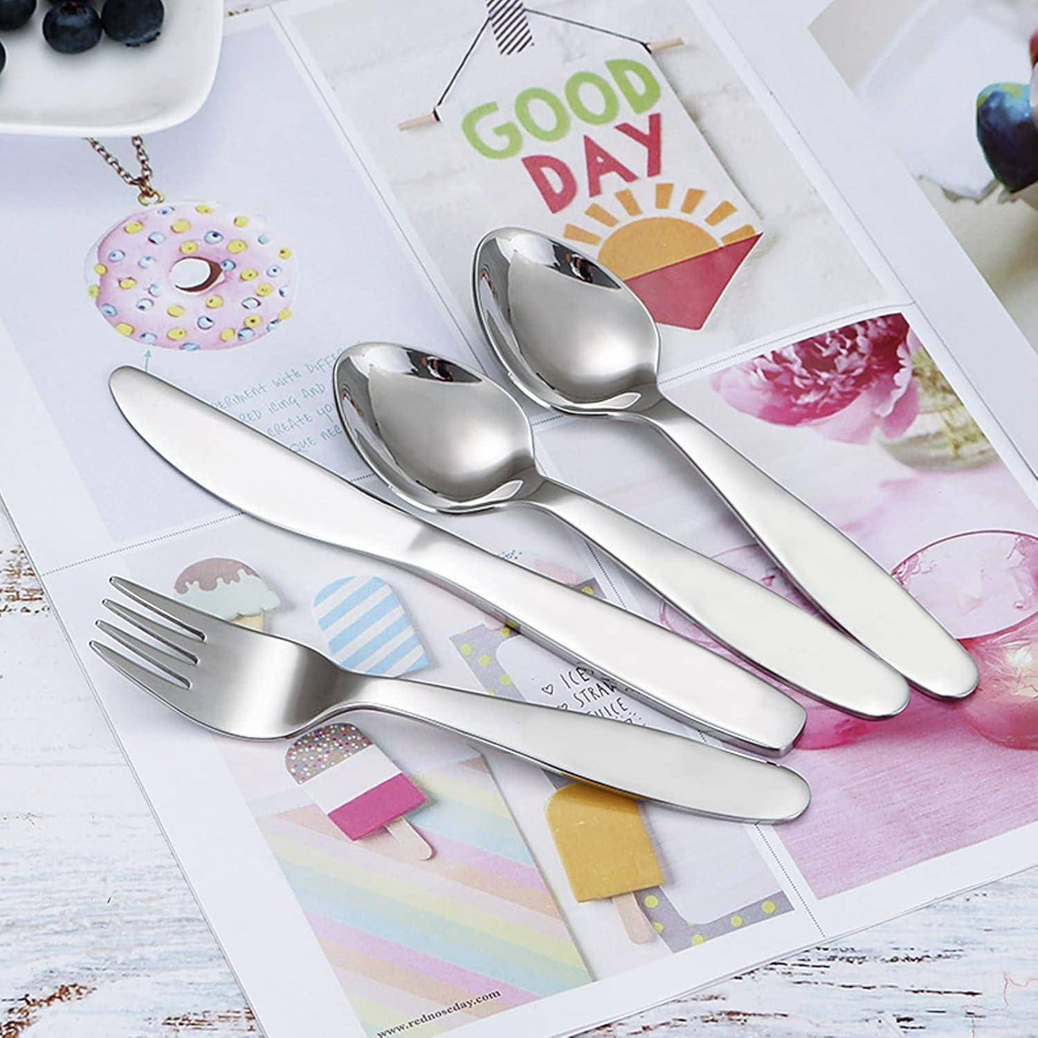 Drei Edelstahlöffel, ein Messer und eine Gabel auf einer farbigen Magazinseite mit dem Text „GOOD DAY" und Dessertbildern angeordnet.