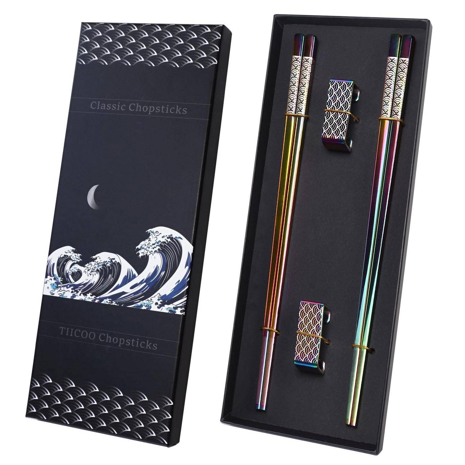 Geschenkbox mit zwei Paar schillernden Metallstäbchen und passenden Ablagen, gekennzeichnet mit „Classic Chopsticks