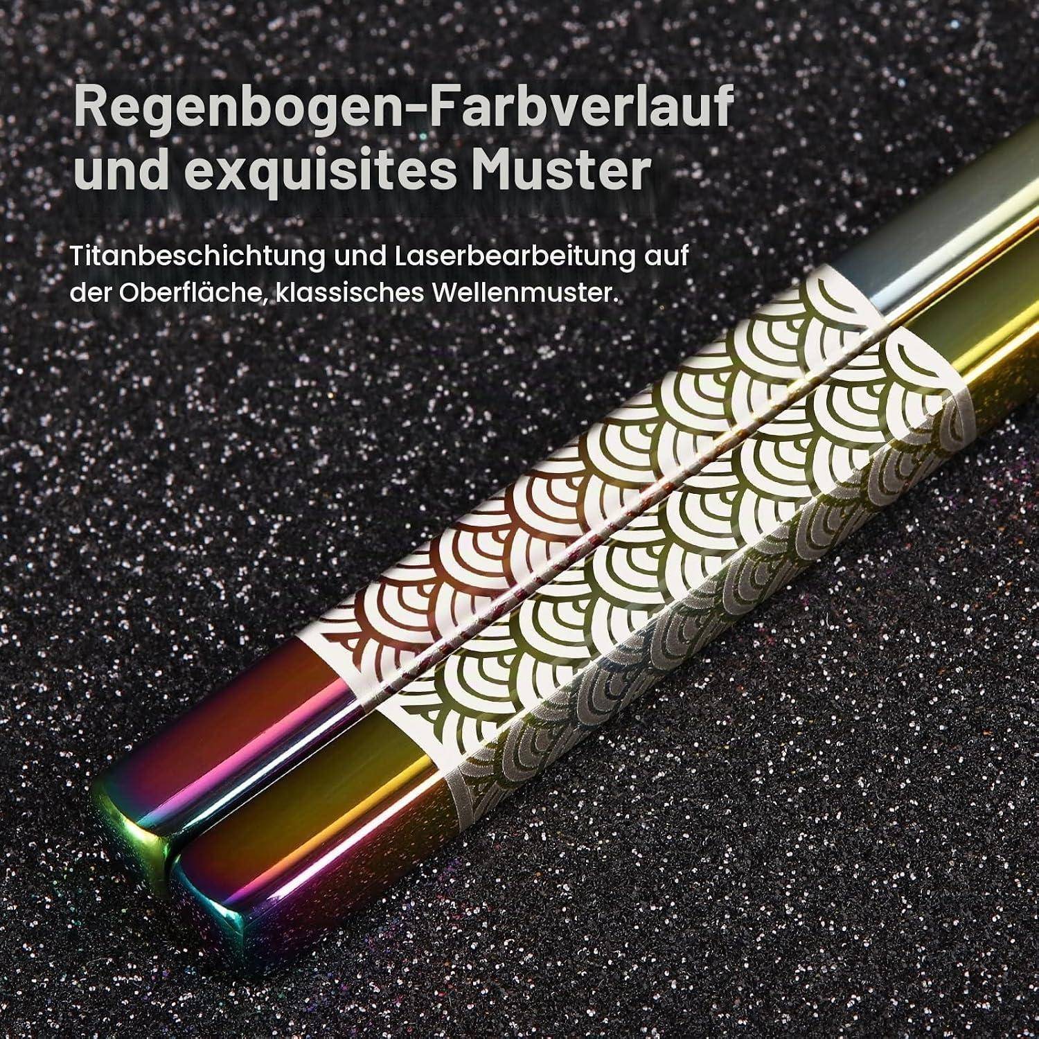 Nahaufnahme eines Regenbogenverlauf-Stifts oder Lippenstiftgehäuses mit goldenem Wellenmuster auf glitzerndem schwarzem Hintergrund; deutscher Text bewirbt „Regenbogenfarbverlauf und exquisites Muster