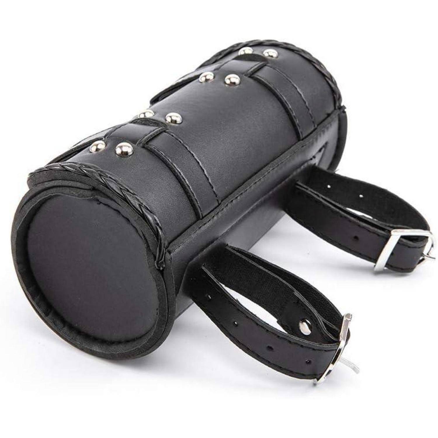 Schwarze Leder-Armmanschette oder Handgelenkfessel in Zylinderform mit silbernen Nieten und zwei verstellbaren Schnallengurten auf weißem Hintergrund