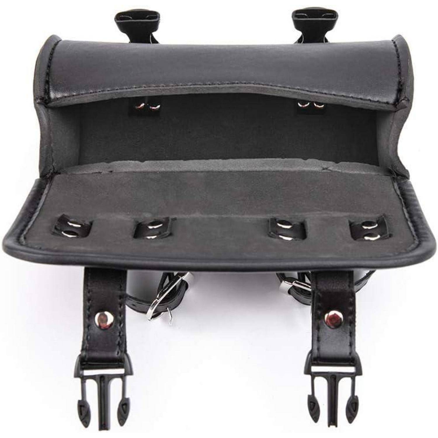 Schwarze Leder-Motorrad-Sissy-Bar-Gepäcktasche mit Klappenöffnung und zwei Befestigungsgurten/Clips darunter.