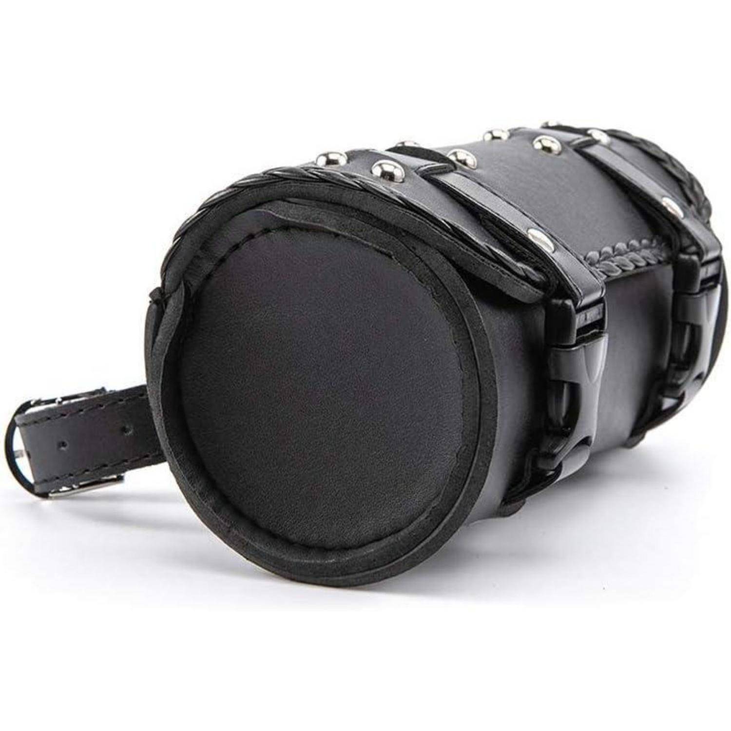 Schwarze Ledermanschette in zylindrischer Form mit Riemen und Metallnieten auf weißem Hintergrund.