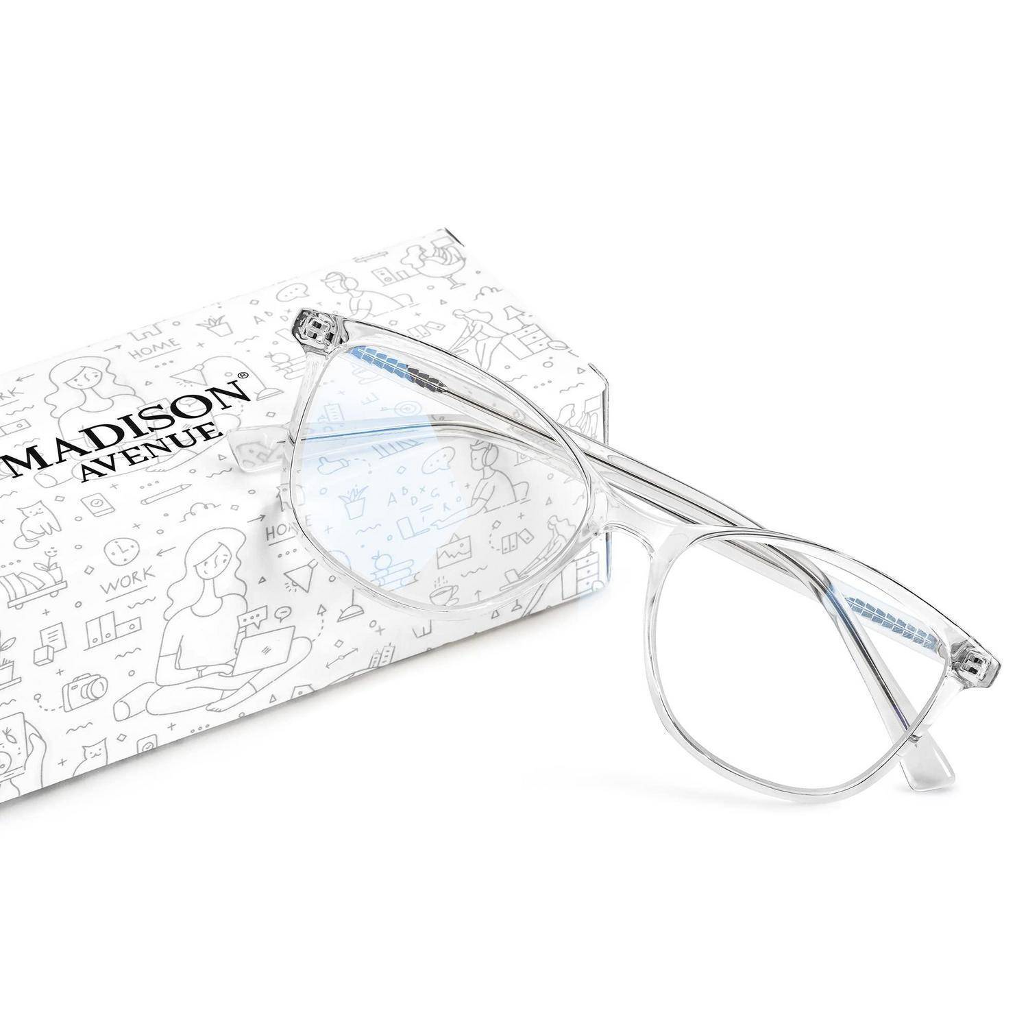 Klare Brillengläser mit transparenten Fassungen, die auf einer gemusterten Madison Avenue Markenschachtel ruhen.