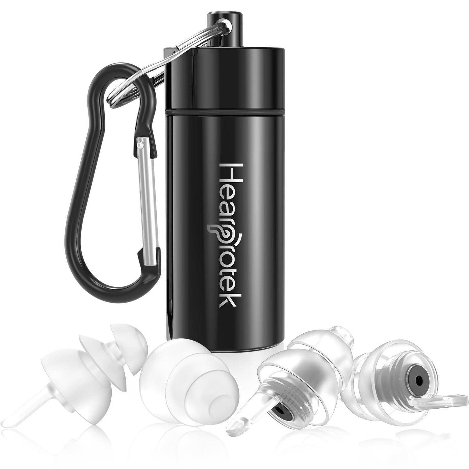 Schwarzes Hearprotek-Ohrstöpsel-Etui mit Karabiner, gezeigt mit mehreren weißen und transparenten wiederverwendbaren Ohrstöpseln auf weißem Hintergrund.