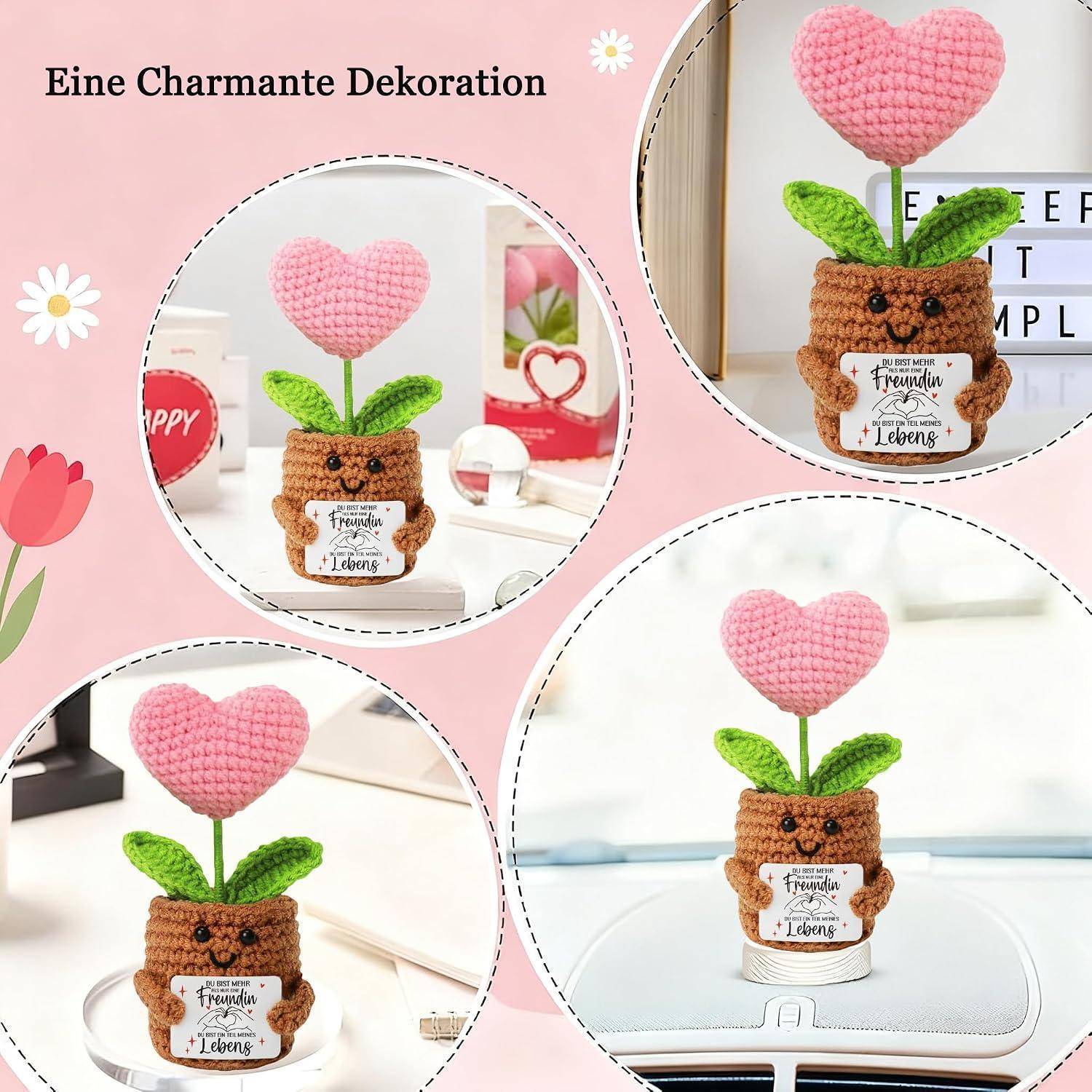 Collage eines gehäkelten Topfblume mit einer rosa herzförmigen Blüte und grünen Blättern, gezeigt in vier dekorativen Einstellungen auf einem rosa Hintergrund.