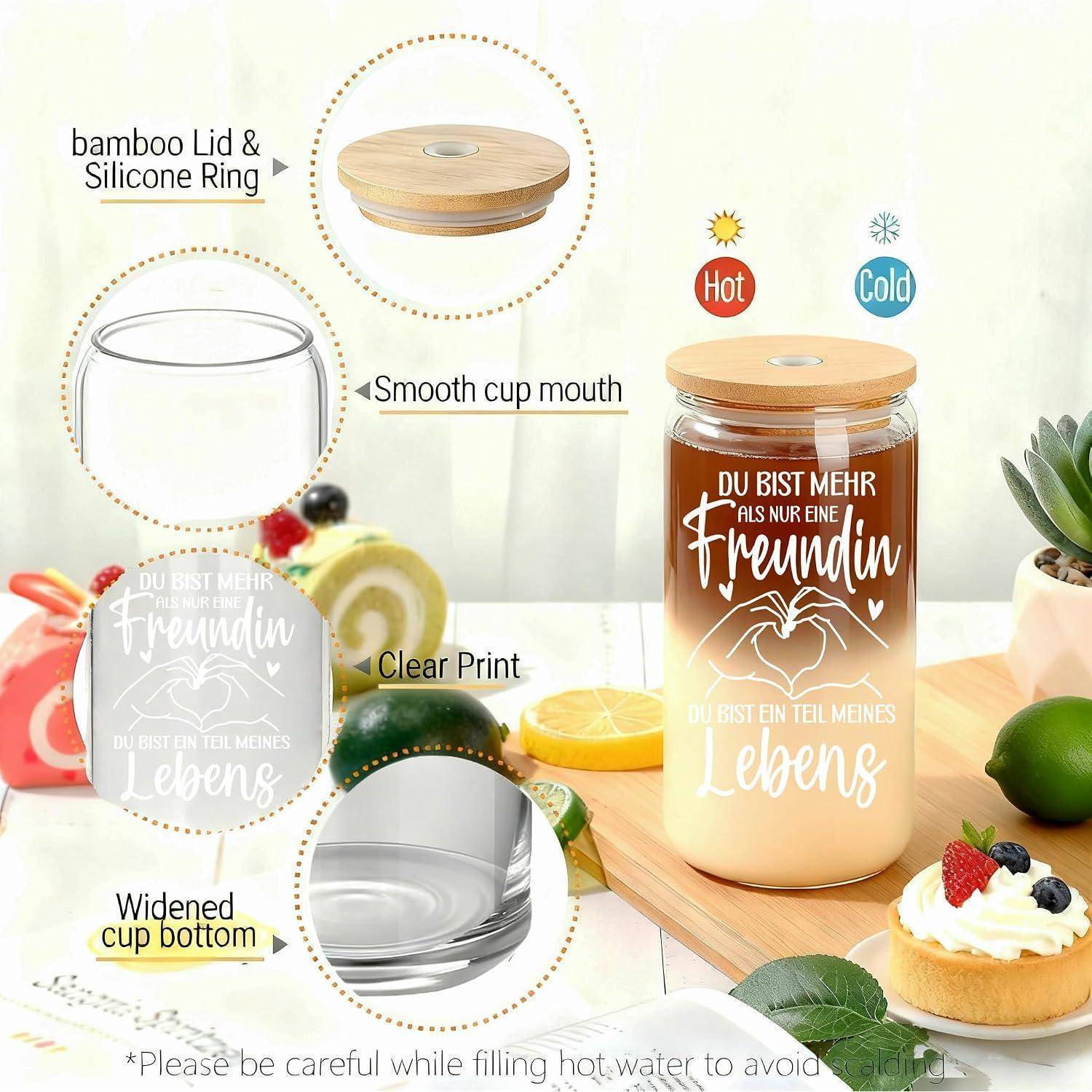Illustrierter isolierter Glasbecher mit Bambusdeckel und Silikonring, beschriftet mit Funktionen wie glatte Becherkante, verbreiterter Boden, klare Bedruckung und Verwendung für heiße und kalte Getränke.