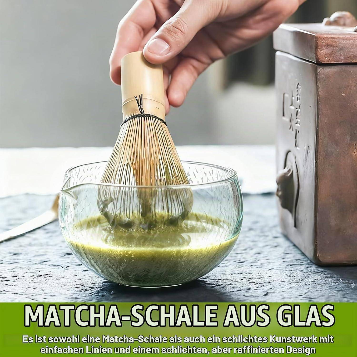 Das Schlagen von Matcha mit der Hand in einer klaren Glasschale mit einem Bambusquast; Die deutsche Beschriftung lautet „MATCHA-SCHALE AUS GLAS" und beschreibt sie als ein einfaches Kunstwerk.