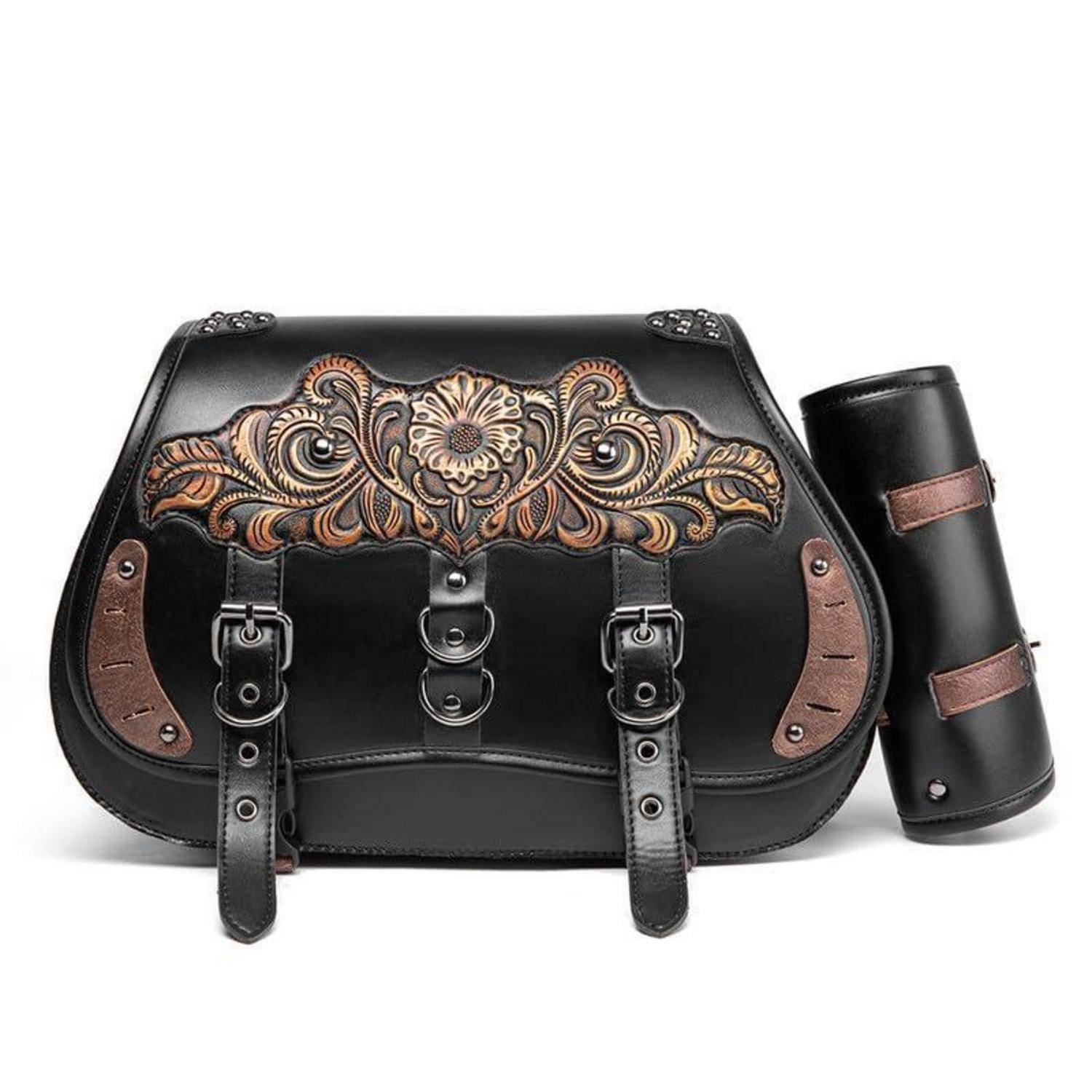 Schwarze Ledermotorrad-Satteltasche mit ornamentalem Blumenmuster, Schnallriemen und einer passenden zylindrischen Seitentasche auf weißem Hintergrund