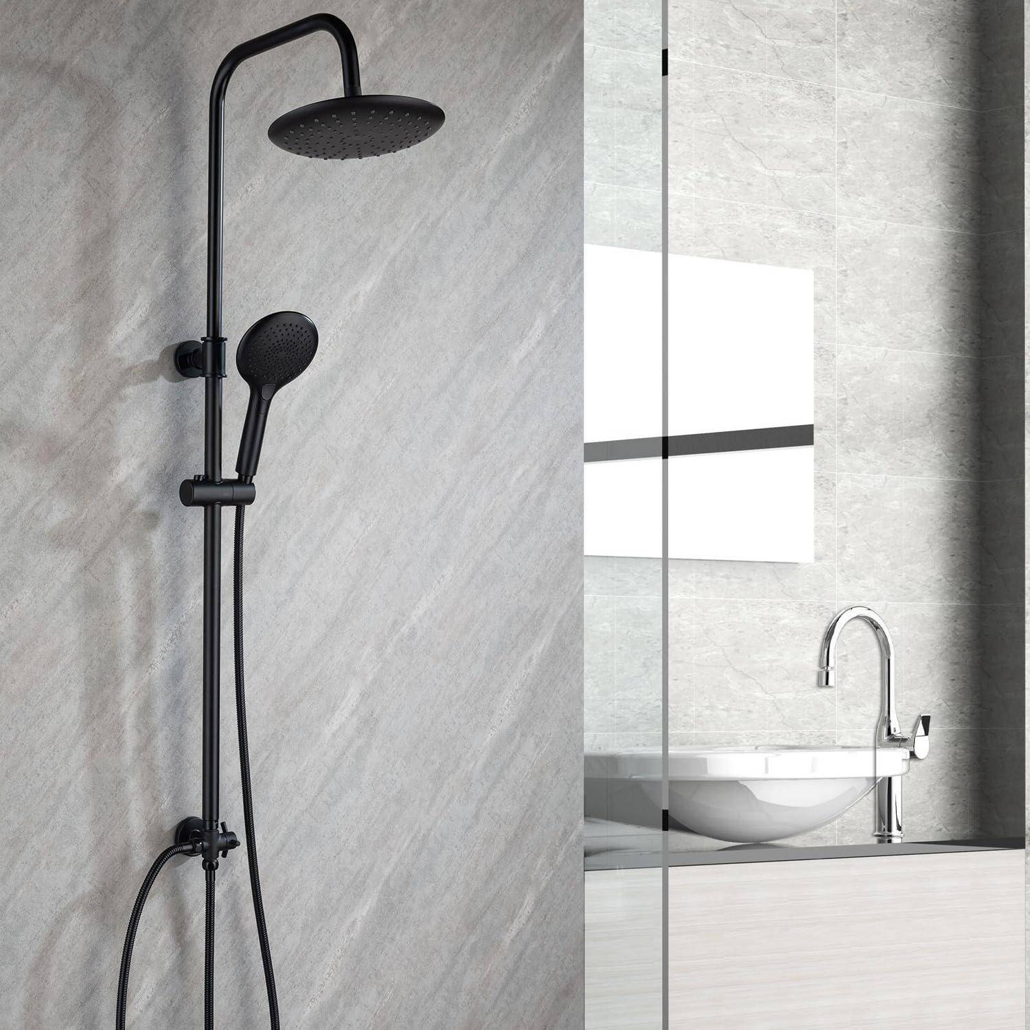 Modernes Badezimmer mit schwarzer Regendusche und Handbrause neben einem Waschbecken und Spiegel, sichtbar durch eine Glastrennwand.