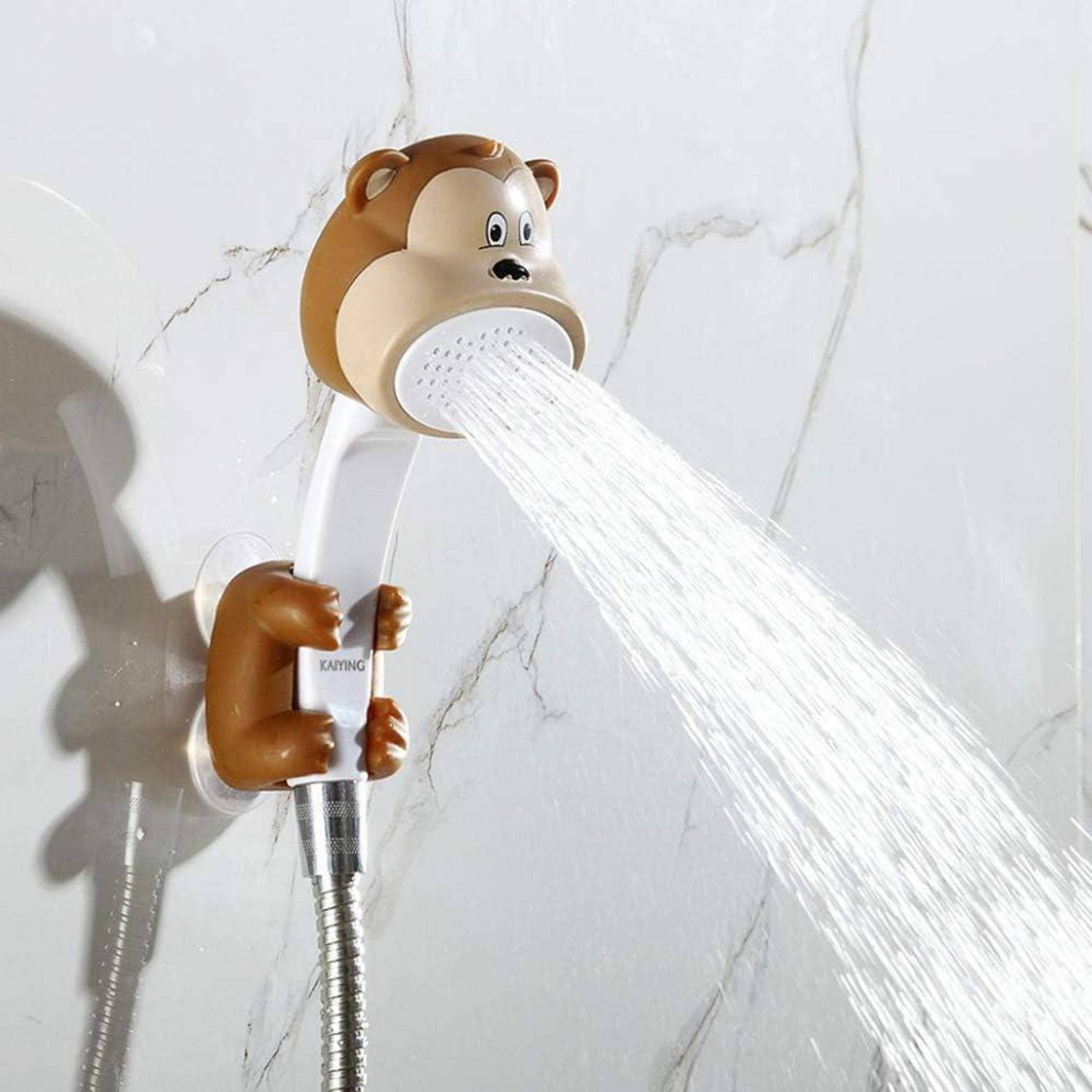 Bärenförmiger tragbarer Duschkopf sprüht Wasser gegen eine weiß geflieste Wand.