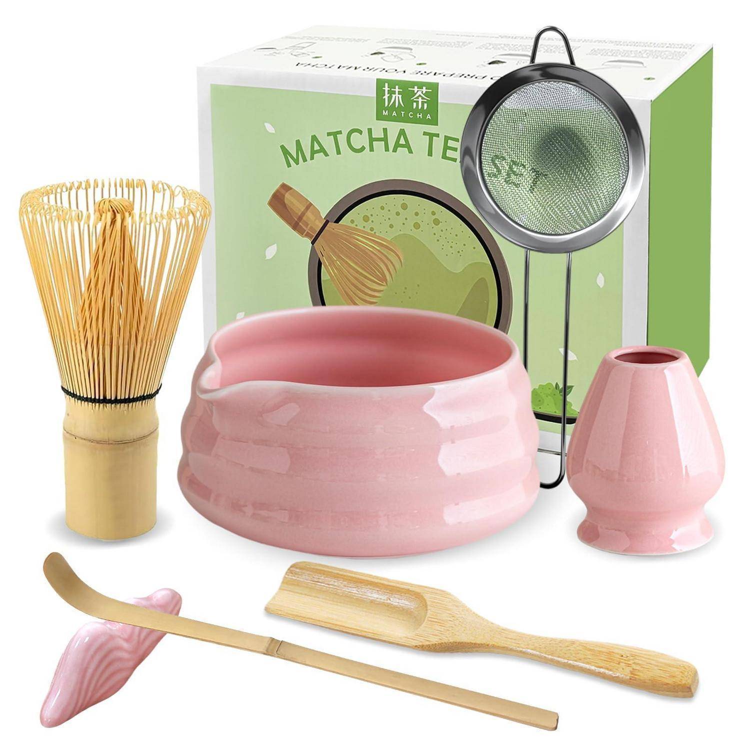 Matcha-Teezeremonie-Set mit rosa Keramikschale, Bambusbesen und Löffel, Sieb, Bessenhalter und Löffel auf der Produktverpackung.