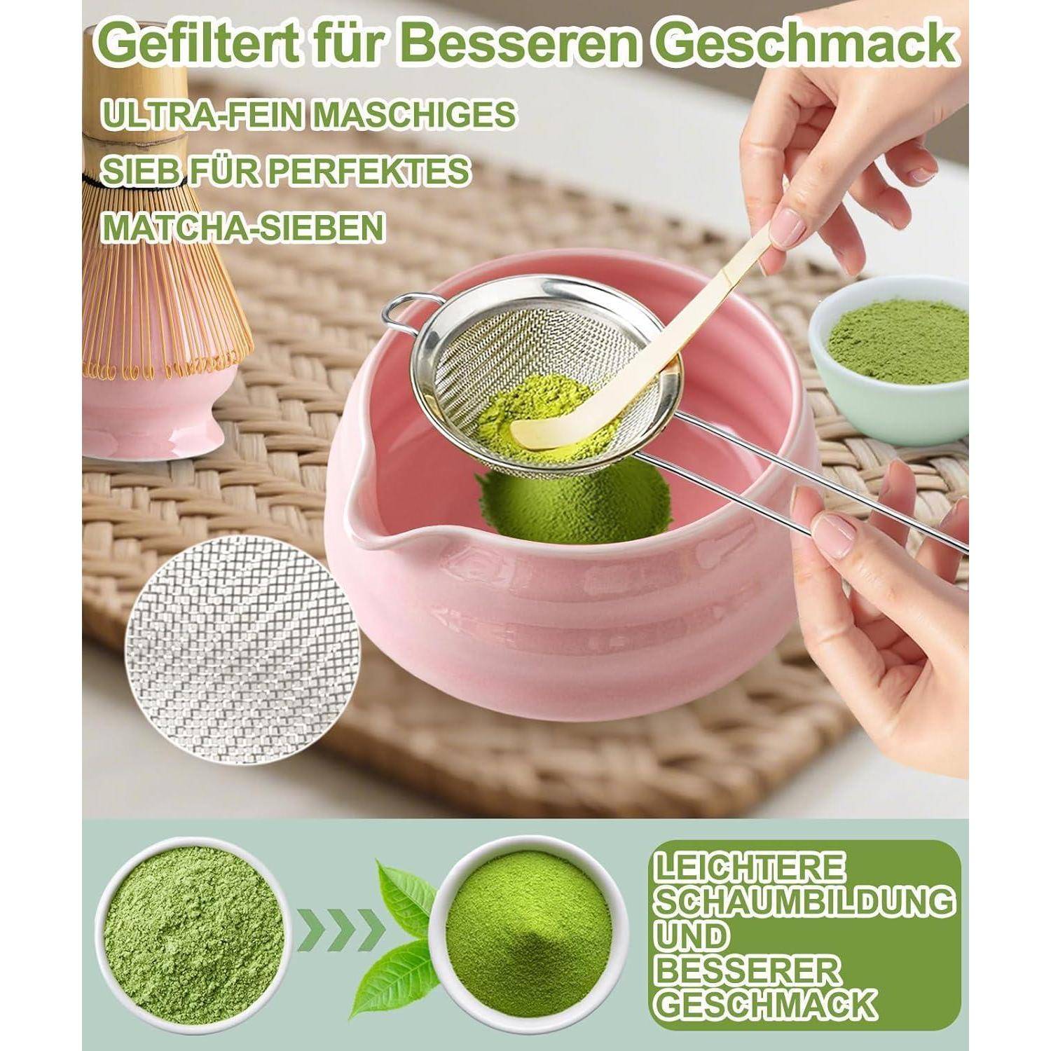 Hände, die Matcha-Pulver durch ein feines Sieb in eine rosa Schale sieben, zeigen glattereres, weniger klumpiges Matcha und besseren Geschmack.