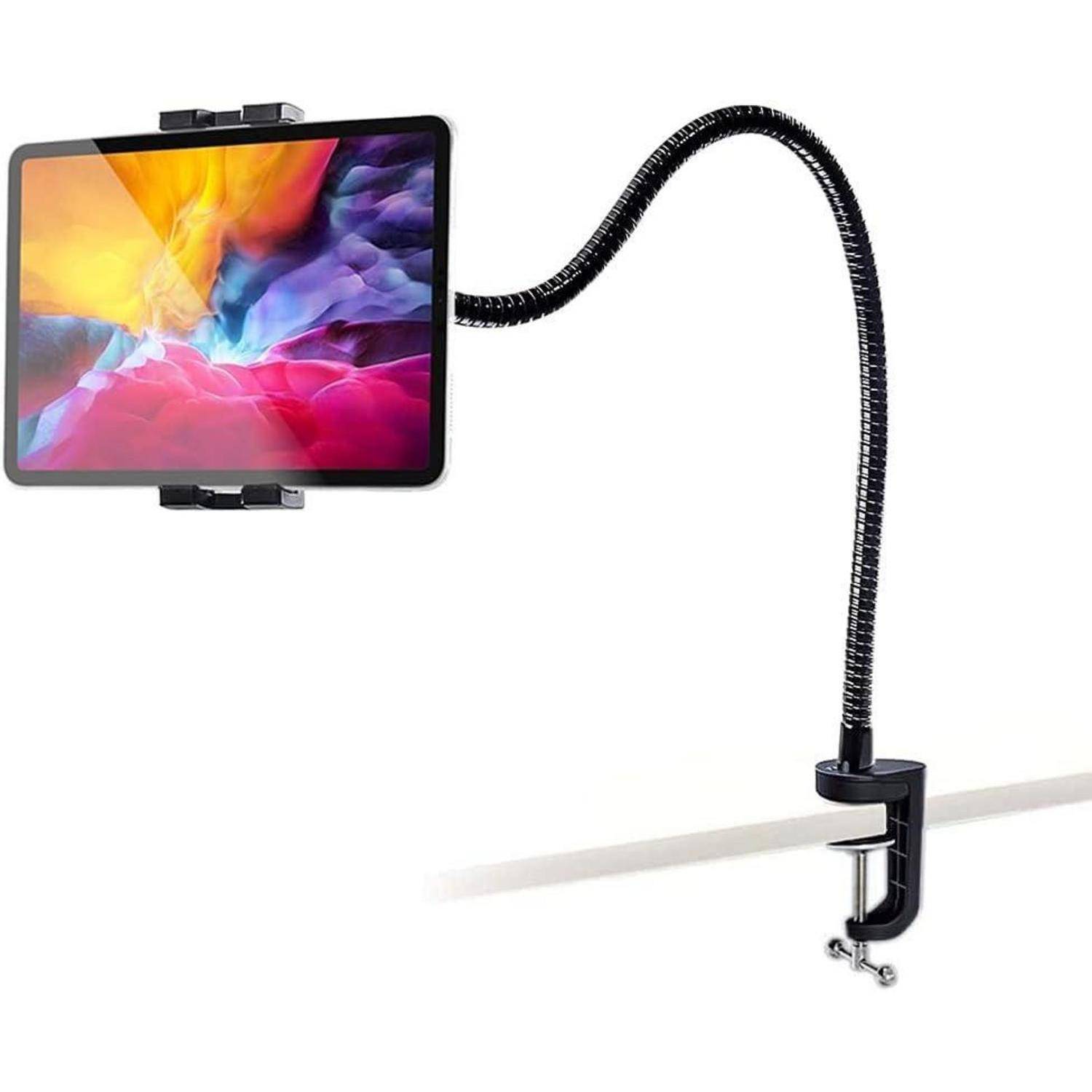Tablet in einer flexiblen Schwanenhals-Klemmhalterung an einem Schreibtisch befestigt, gezeigt beim Halten des Geräts zur freihändigen Betrachtung.