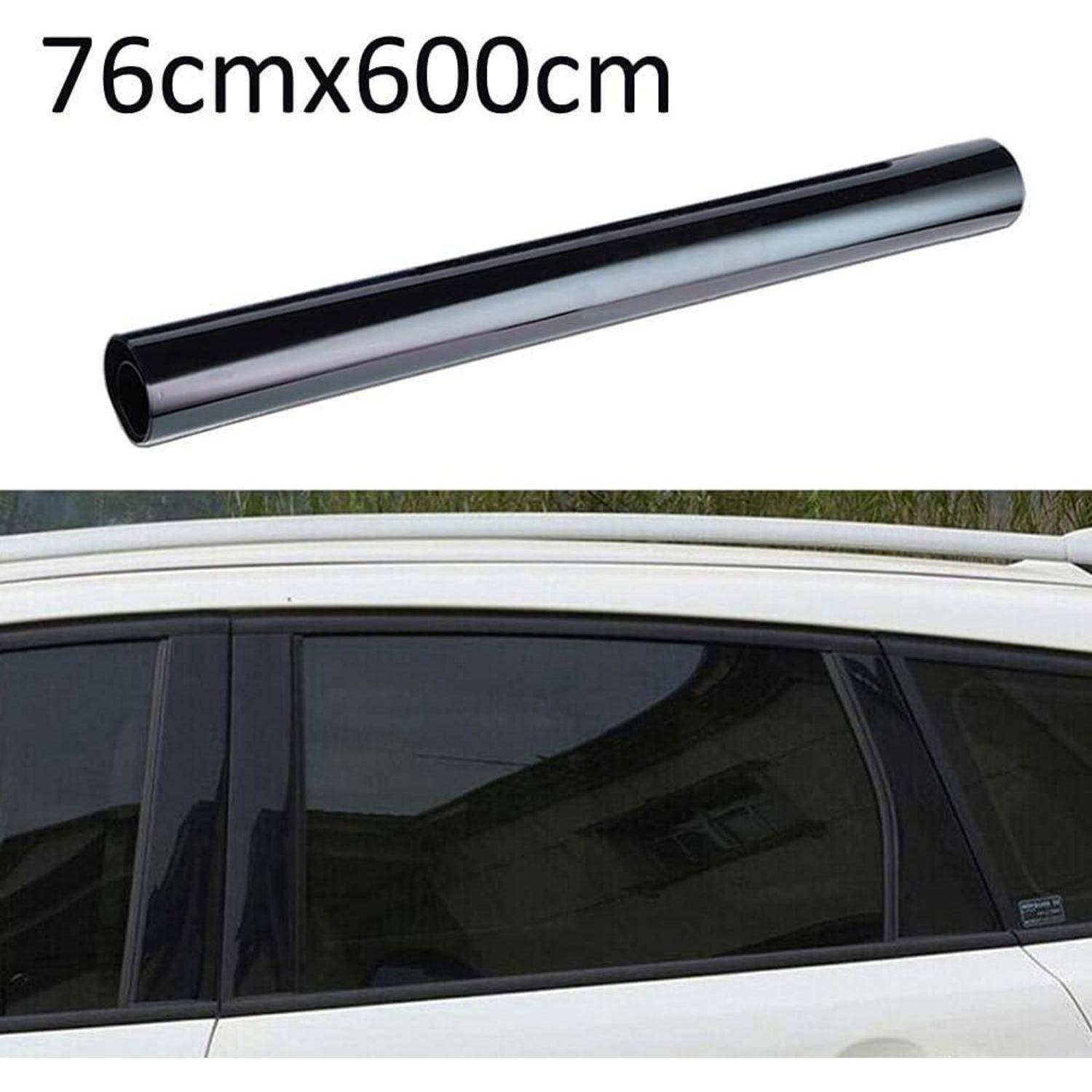 Schwarze zylindrische Fensterfolie für Autofenster mit Etikett 76cm x 600cm, gezeigt installiert an den Seitenfenstern eines Autos, um Blendung und Hitze zu reduzieren.