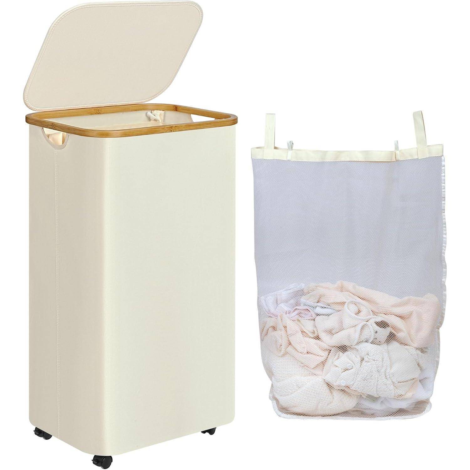 Beige Wäschekorb mit offenem Deckel neben einer Netzmwäschetasche voller Kleidung, die ein tragbares Wäschekorb-Set zeigt.