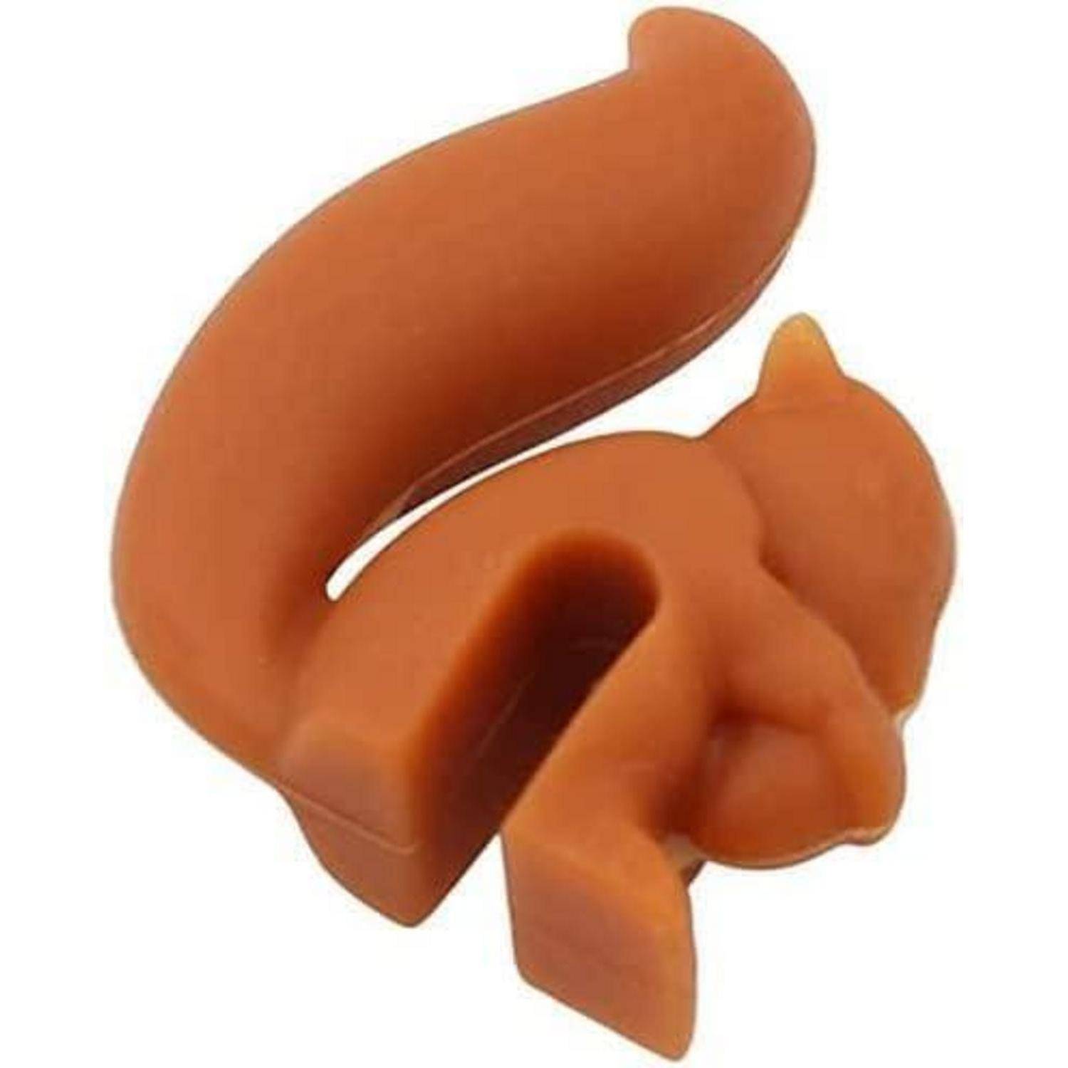 Kleine orangebraune Eichornchen-Figur mit aufgerolltem Schwanz, auf weißem Hintergrund dargestellt.