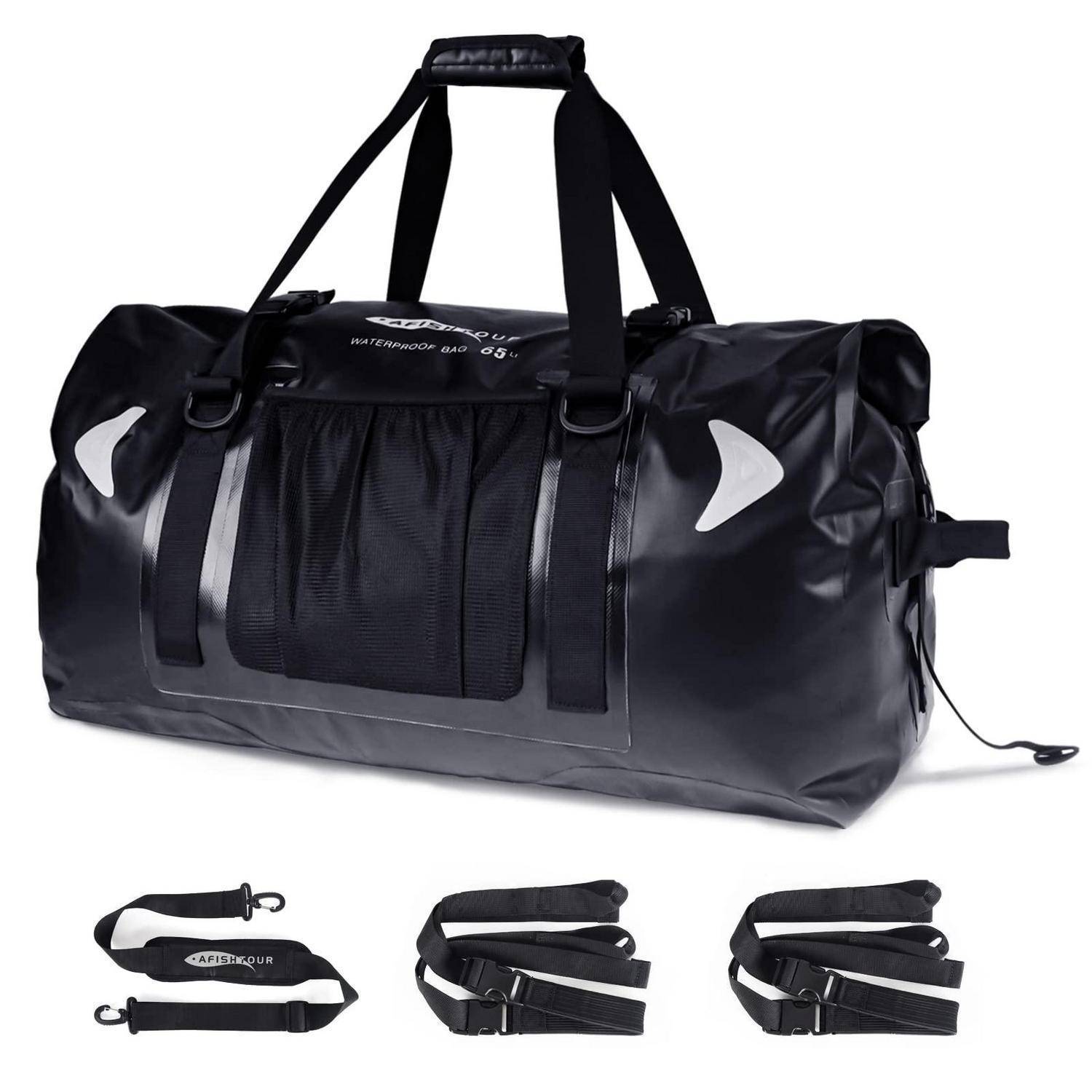 Schwarze wasserdichte Reisetasche mit Schultergurt und Griffen, gezeigt mit abnehmbarem Gurt und Schnallenzubehör.
