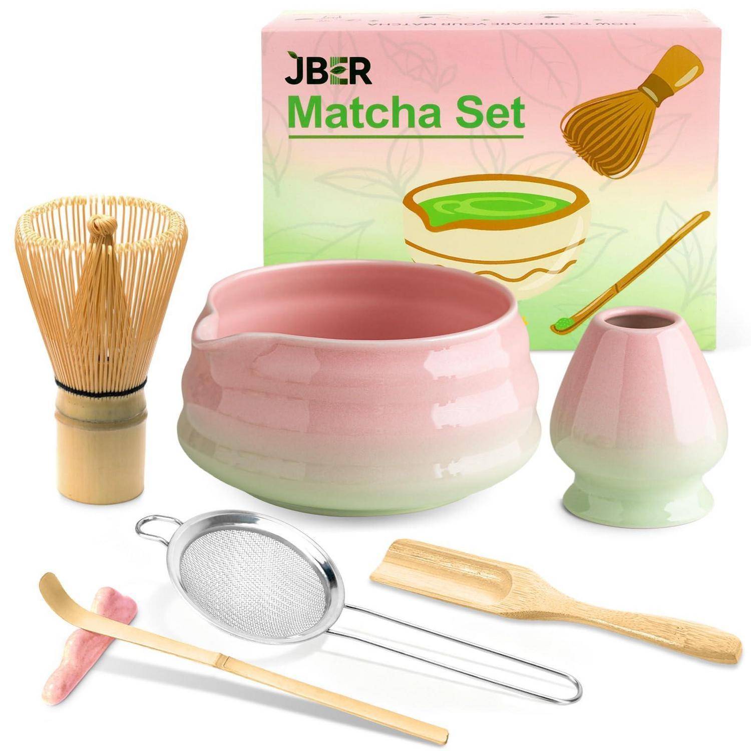Matcha-Tee-Set mit Schale, Besen, Sieb, Löffel und Halter, gezeigt mit Markenverpackung in einer Box.