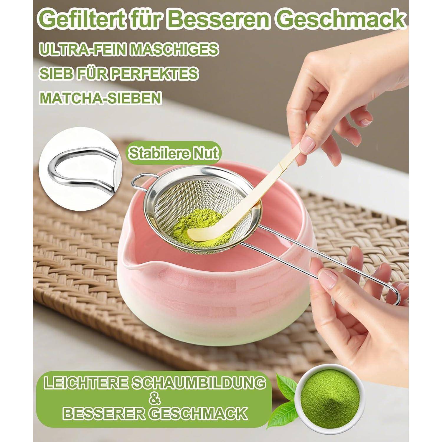 Die Anzeige zeigt ein feines Matcha-Sieb über einer rosa Schüssel mit Händen, die einen Löffel benutzen; deutscher Text bewirbt besseren Geschmack, stabilen Griff und verbesserter Schaum.