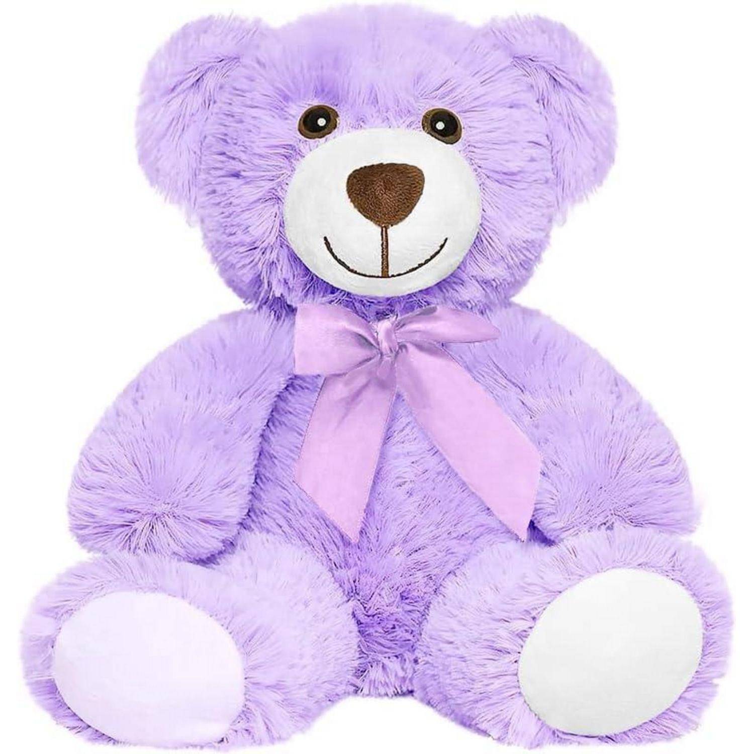 Flauschiger Lavendel-Teddybär mit weißer Schnauze und Pfoten, aufrecht sitzend mit einer lila Schleife auf einem einfachen weißen Hintergrund.