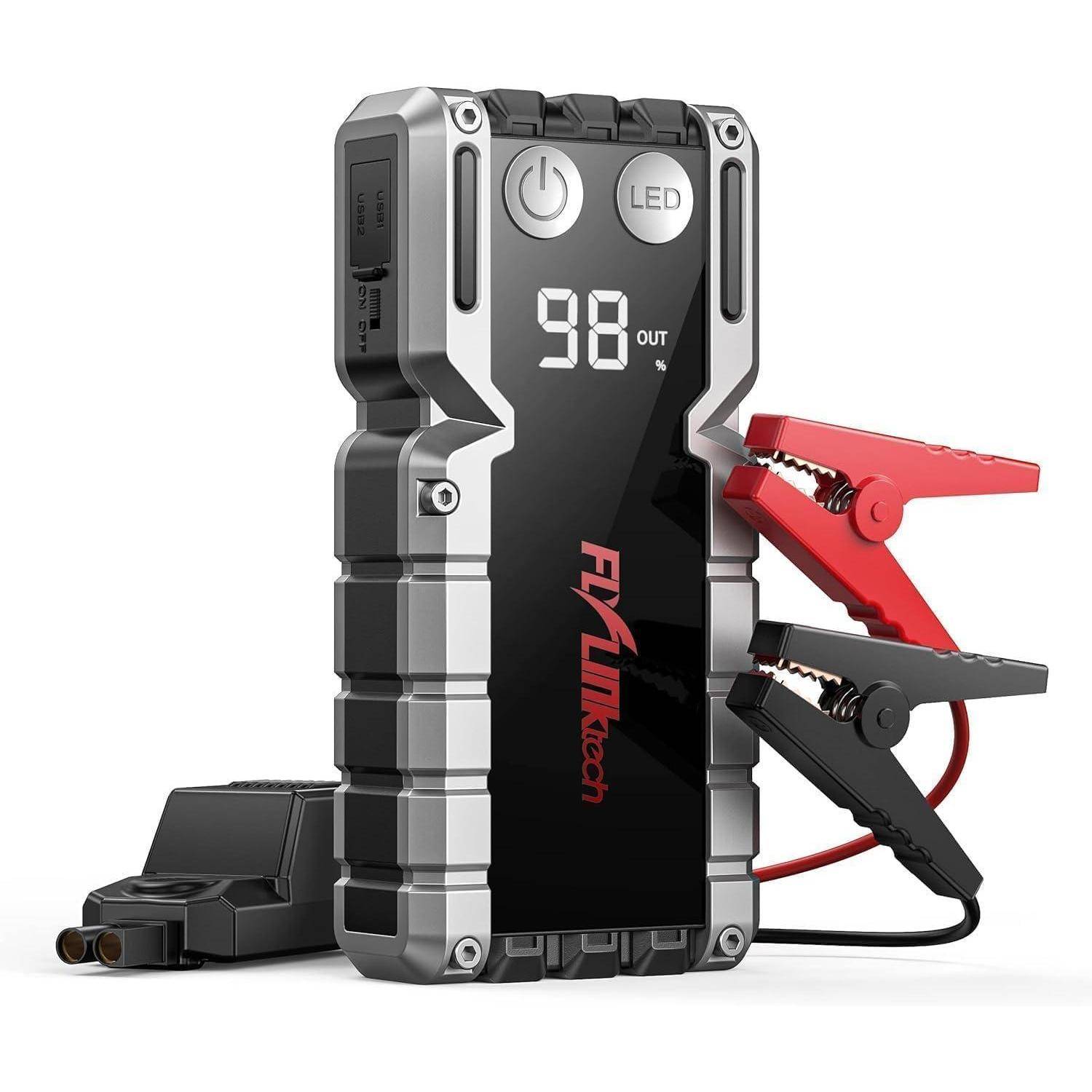Tragbarer Starthilfe-Booster mit LED-Display, Einschalter und rot/schwarzen Batterieklemmen an der Seite angebracht.