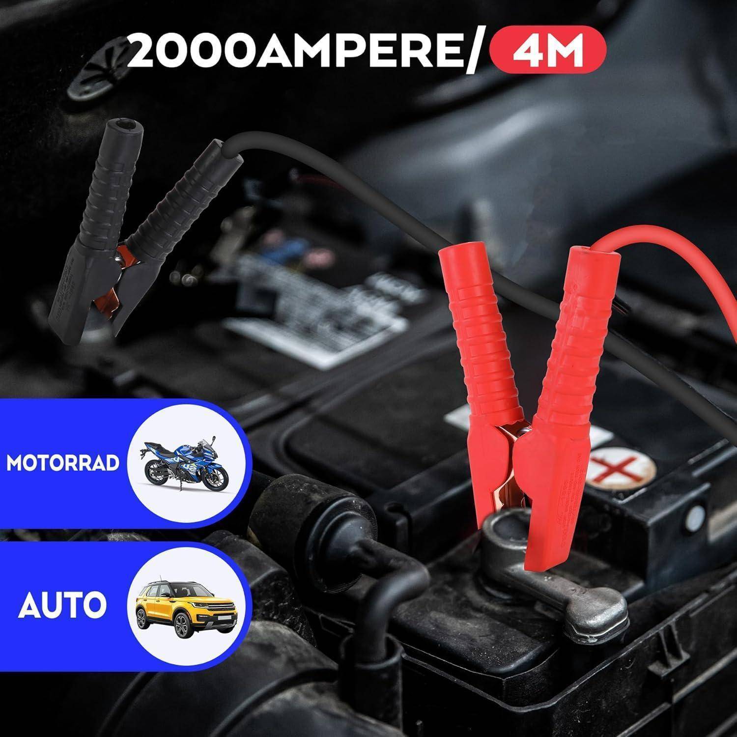 Starterkabelklemmen an einer Autobatterie angebracht, beschriftet mit „2000AMPERE/4M