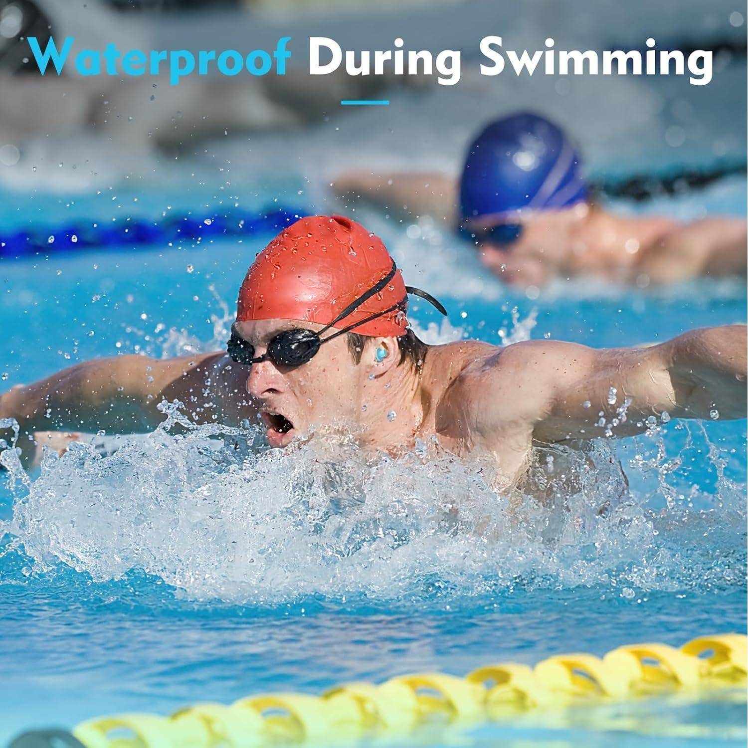 Ein Schwimmer in einer roten Mütze und Schwimmbrille führt den Schmetterlingsschlag in einem Becken auf, mit dem Text „Wasserdicht beim Schwimmen