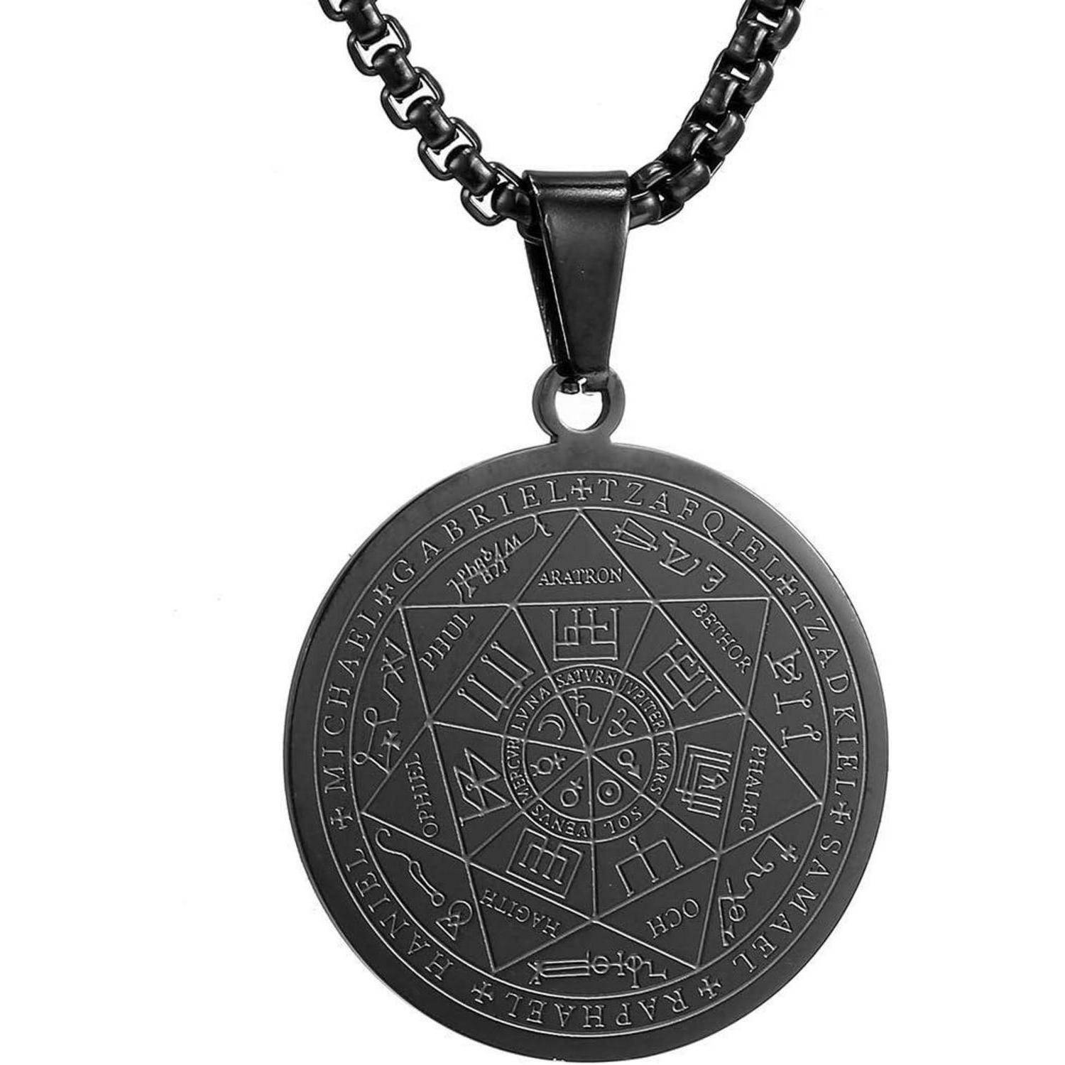 Schwarze Anhängerkette mit einer gravierten kreisförmigen okkultistischen Medaille und Kette auf weißem Hintergrund.