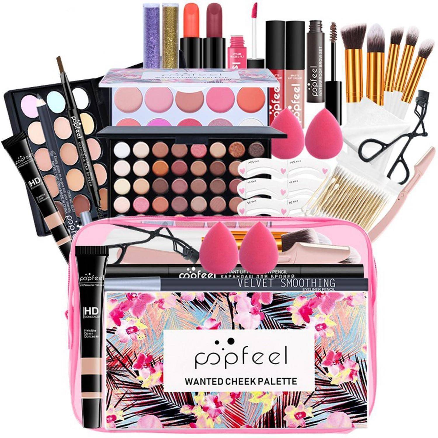Ein Make-up-Set mit Lidschatten- und Rouge-Paletten, Lippenstiften, Schwämmen, Pinseln, Mascara, künstlichen Wimpern und einer rosa Kosmetiktasche mit der Aufschrift „popfeel Wanted Cheek Palette