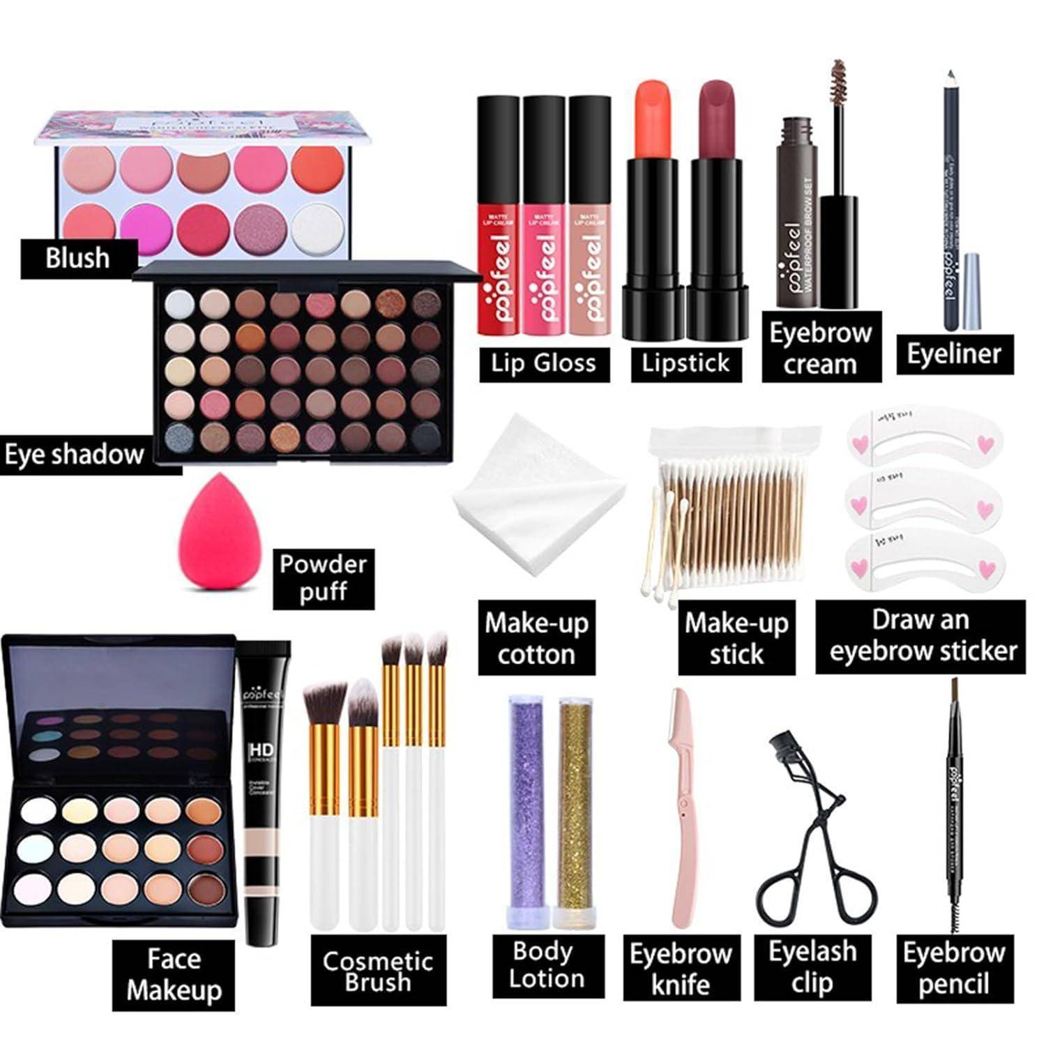 Eine beschriftete Collage von Make-up-Produkten und Werkzeugen, einschließlich Rouge, Lidschatten, Lipgloss, Lippenstift, Augenbrauencreme, Eyeliner, Gesichts-Make-up, Pinsel, Puff, Wattepads, Stäbchen, Lotionen, Augenbrauen-messerchen, Wimpernzange und Augenbrauenstift.