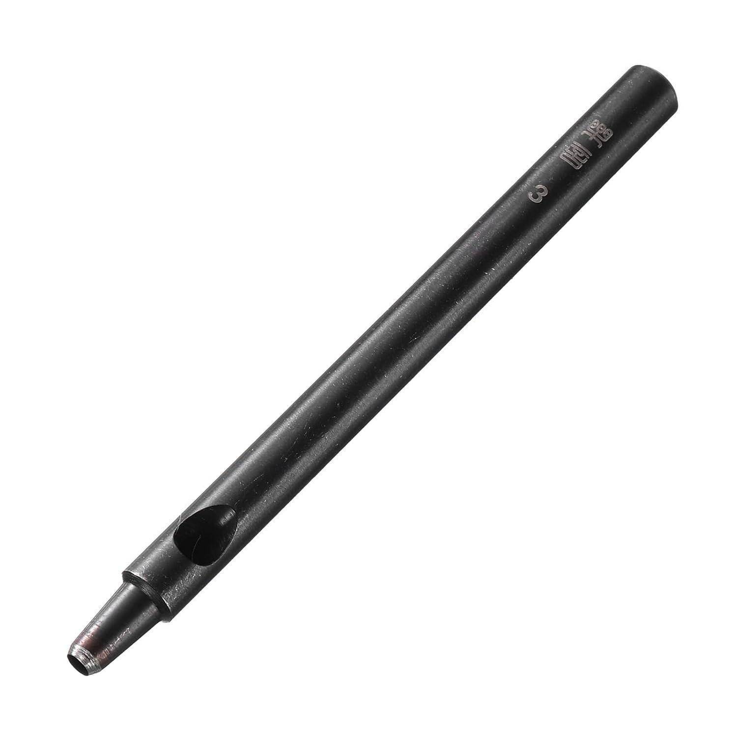 Schwarzer Metallstifthalter oder Stift-ähnliches Werkzeug mit verjüngter Metallspitze, isoliert auf weißem Hintergrund dargestellt.