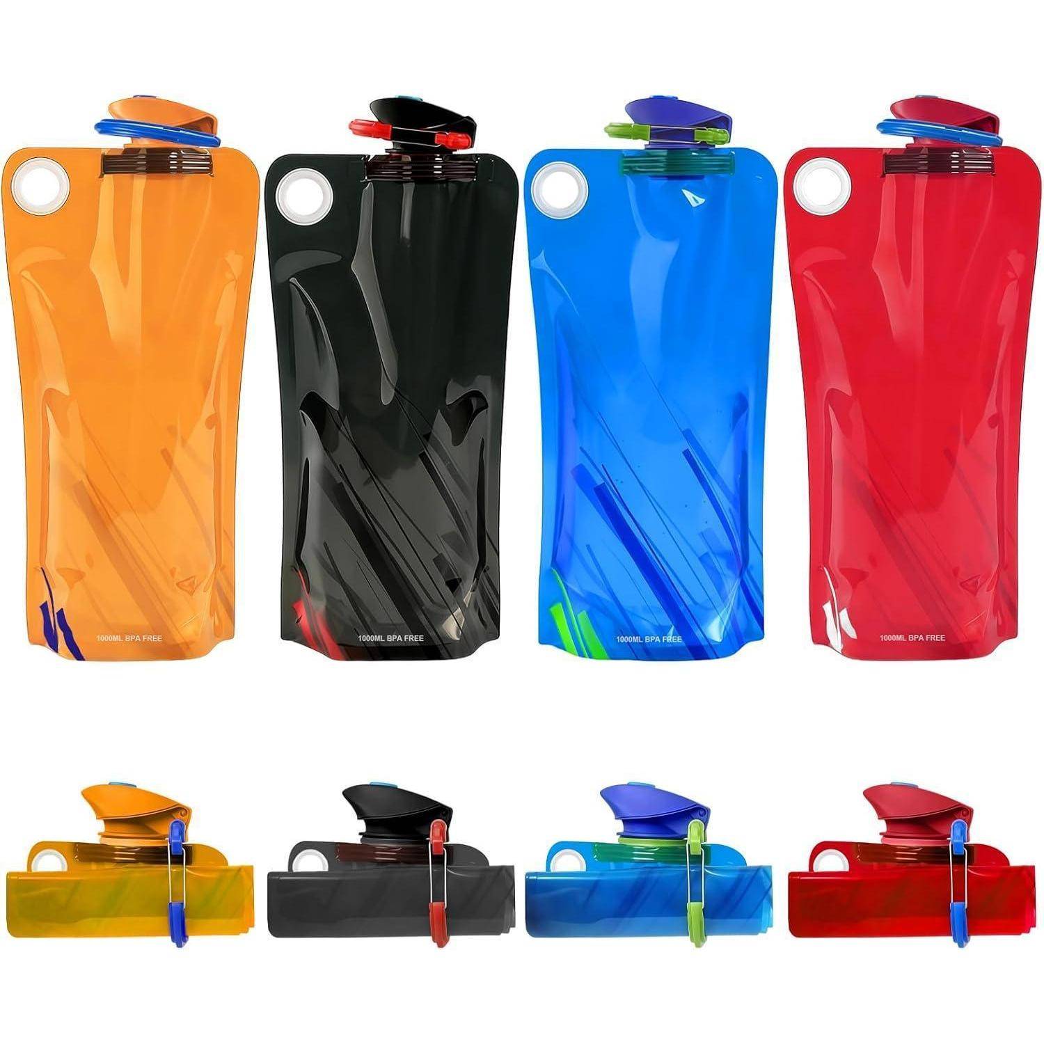 Vier bunte zusammenklappbare Wasserflaschen, aufrecht und flach zusammengeklappt dargestellt: orange, schwarz, blau und rot, jeweils mit Klappdeckel und Trageöse.