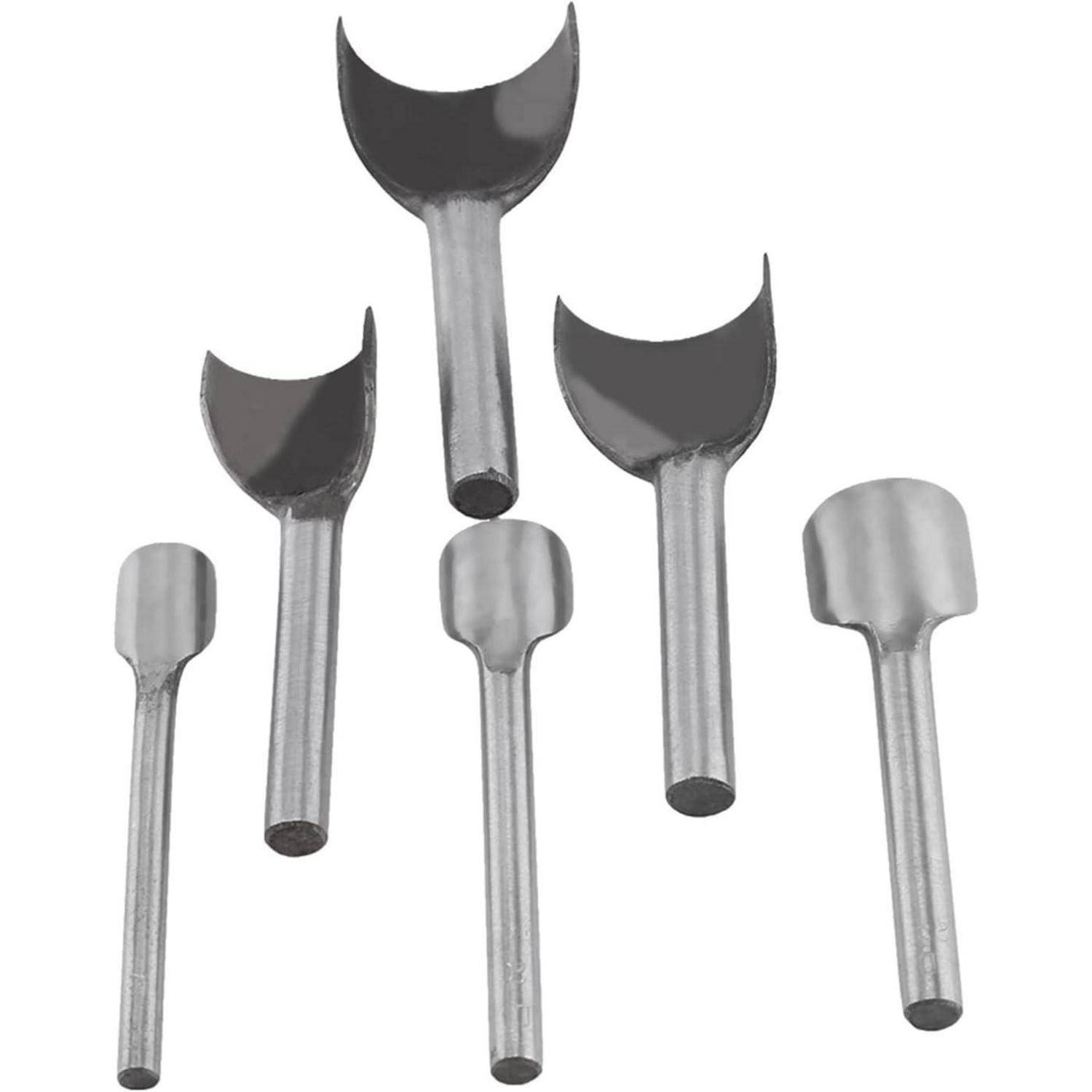 Fünf metallene Schnitzwerkzeug-Meißelbits mit U-förmigen Schneidkanten, auf weißem Hintergrund angeordnet.