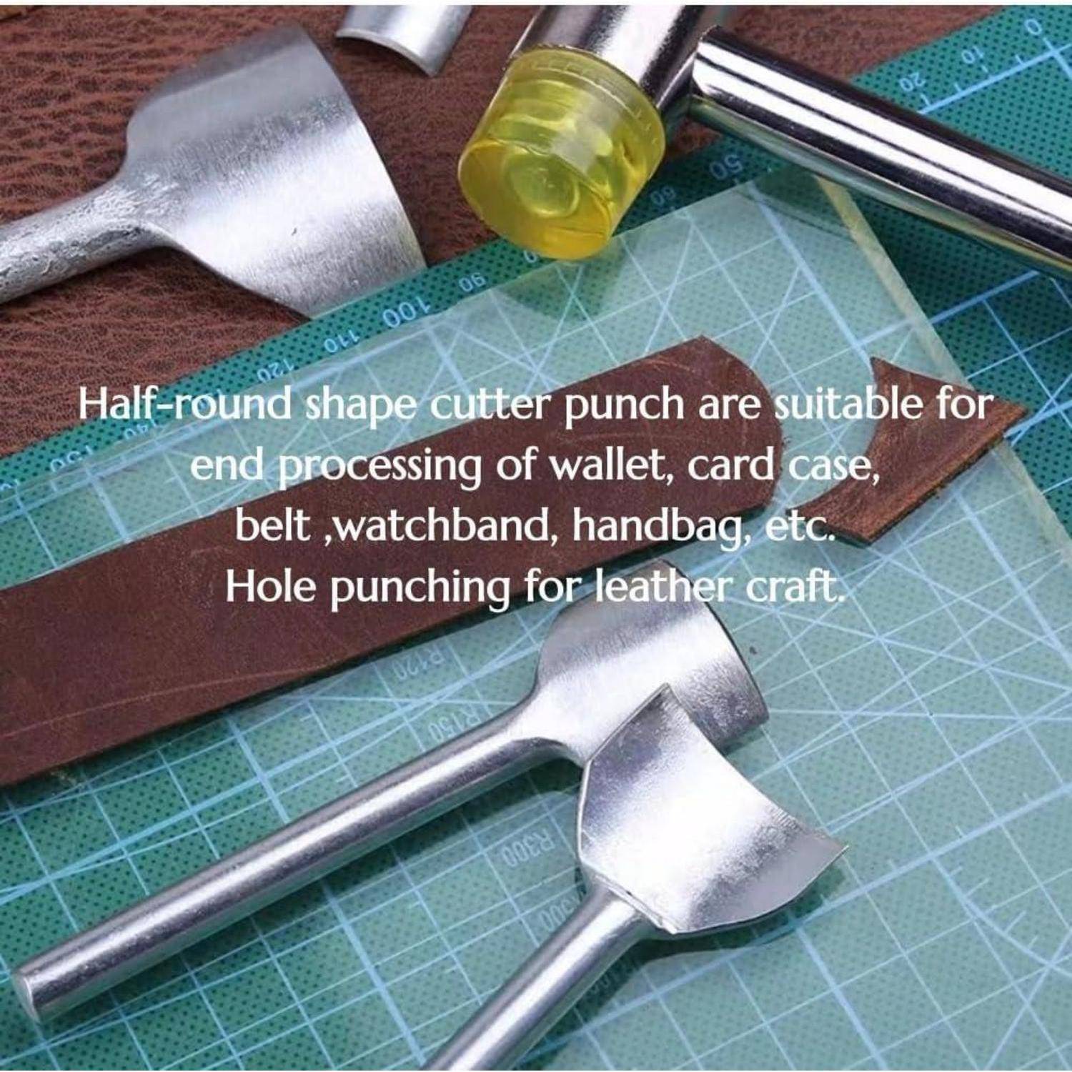 Lederpunsch und ein zugeschnittener Lederriemen auf einer Schneidematte, beschriftet für die Endbearbeitung von Geldbörsen, Gürteln, Uhrenarmbändern und Handtaschen.