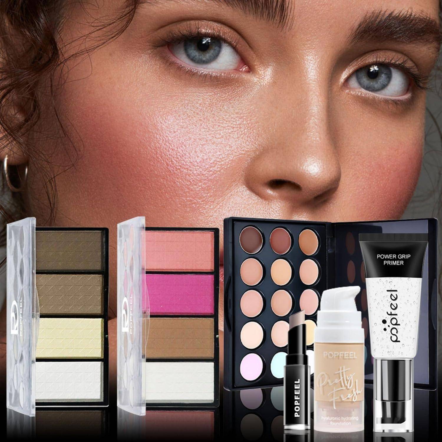 Nahaufnahme eines Frauengesichts hinter offenen Make-up-Paletten und Produkten, die Lidschatten-Paletten, Concealer, Primer und ein Lippenprodukt zeigen.