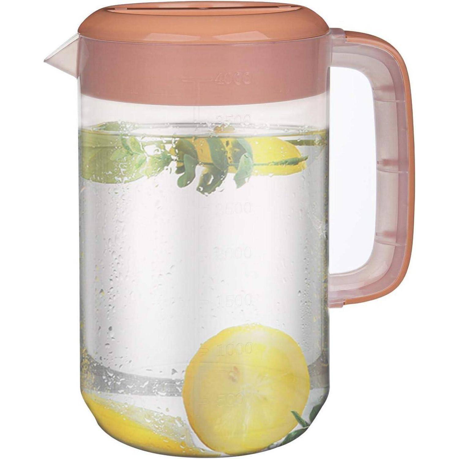 Transparenter Krug mit rosafarbenem Deckel und Griff, gefüllt mit Wasser und Zitronenscheiben, dargestellt als Getränkebehälter.