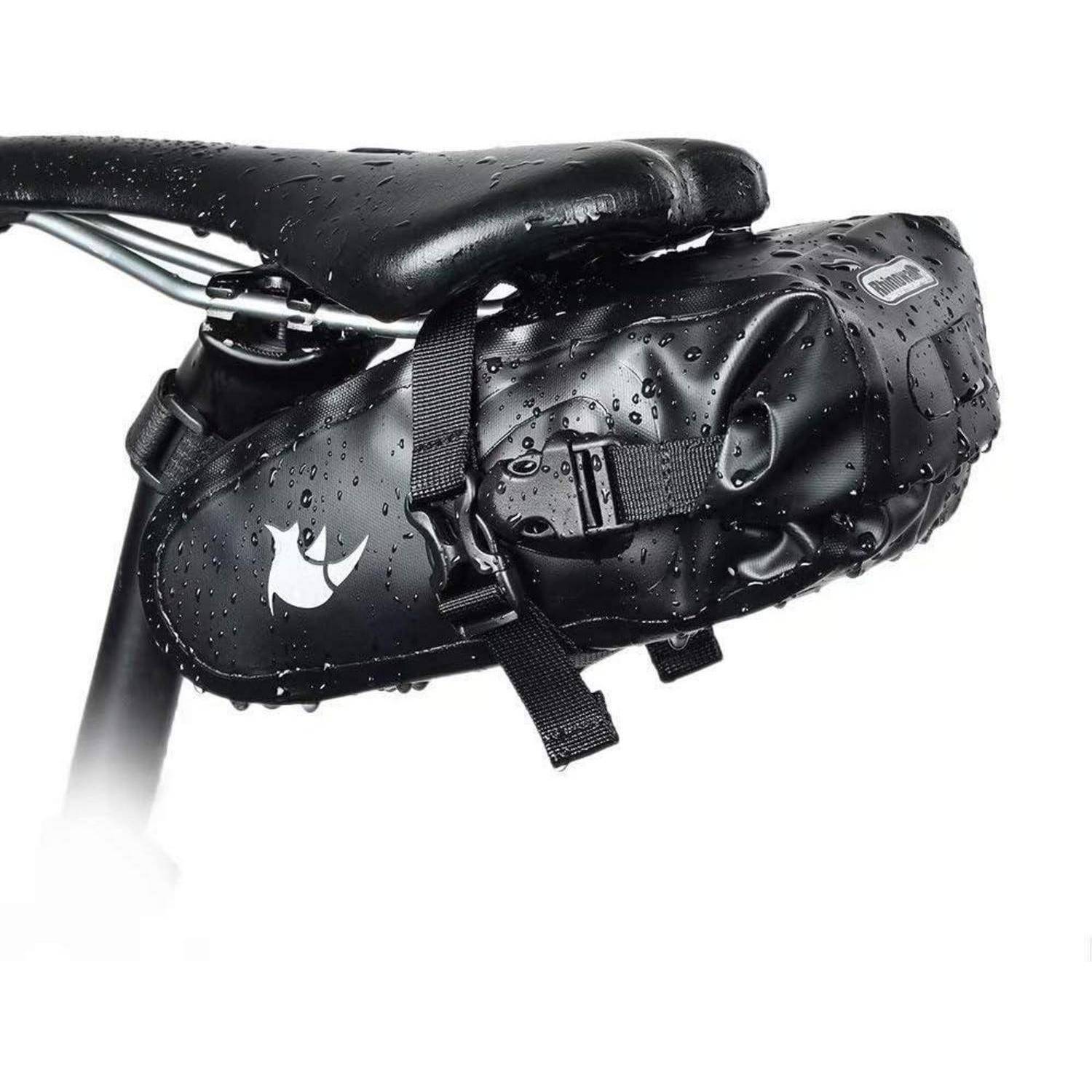 Schwarze wasserdichte Fahrradtasche unter dem Fahrradsattel befestigt, bedeckt mit Wassertropfen.