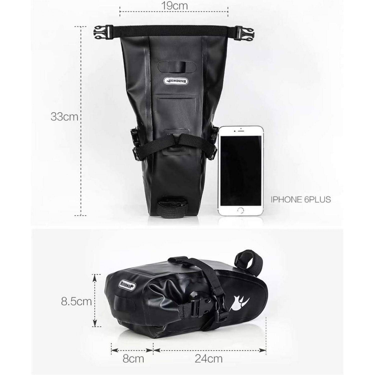 Schwarze wasserdichte Rollverschluss-Fahrradtasche/Packtasche mit Vorder- und Seitenansicht mit Maßangaben: 33 cm hoch, 19 cm breit, 24 cm lang, 8,5 cm hoch; neben einem iPhone 6 Plus zur Größenreferenz.
